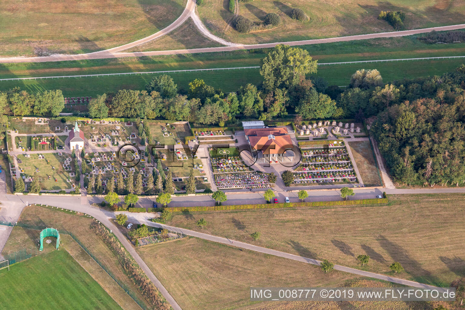 Vue aérienne de Cimetière à Iffezheim dans le département Bade-Wurtemberg, Allemagne