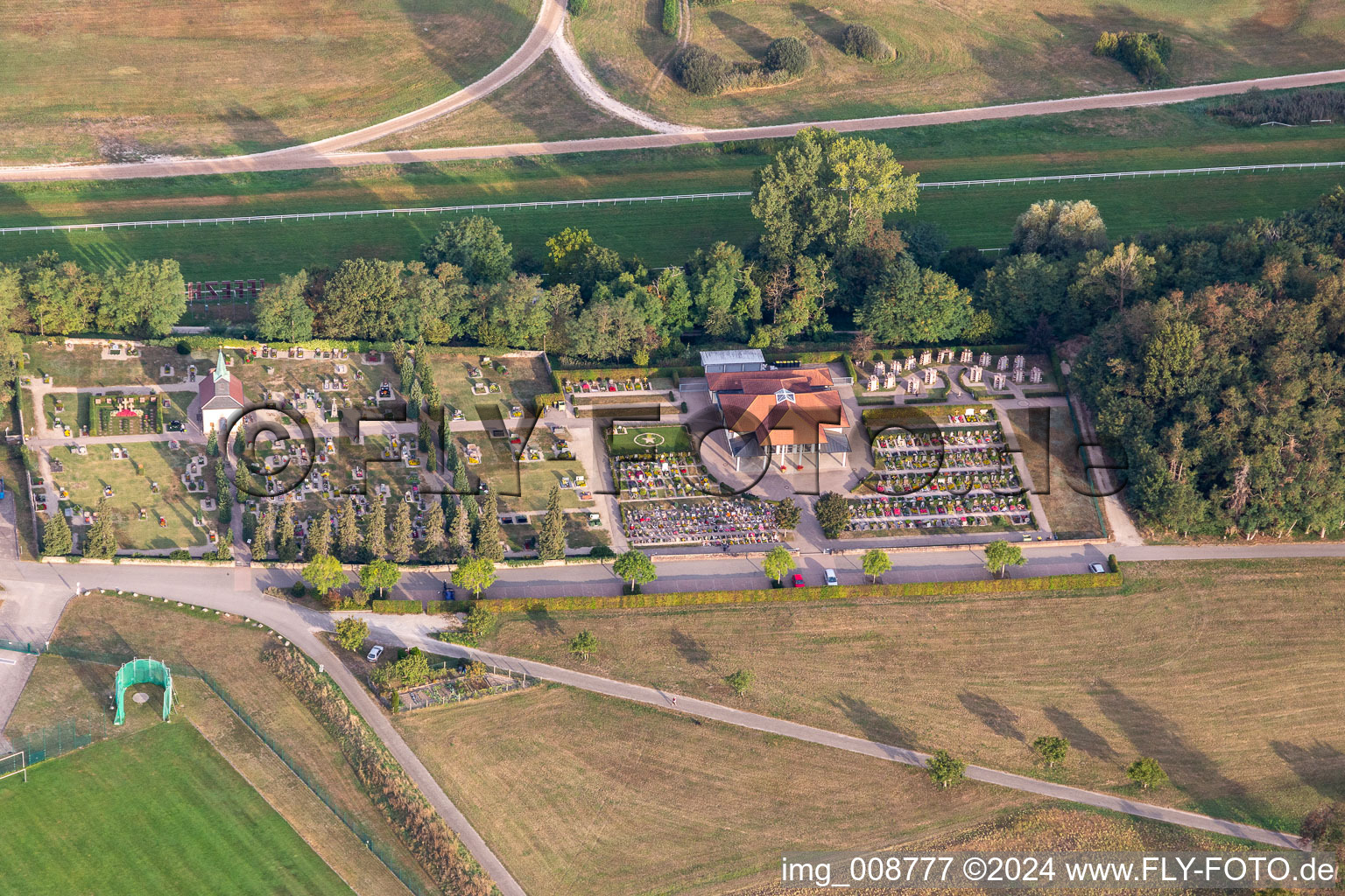 Vue aérienne de Cimetière à Iffezheim dans le département Bade-Wurtemberg, Allemagne