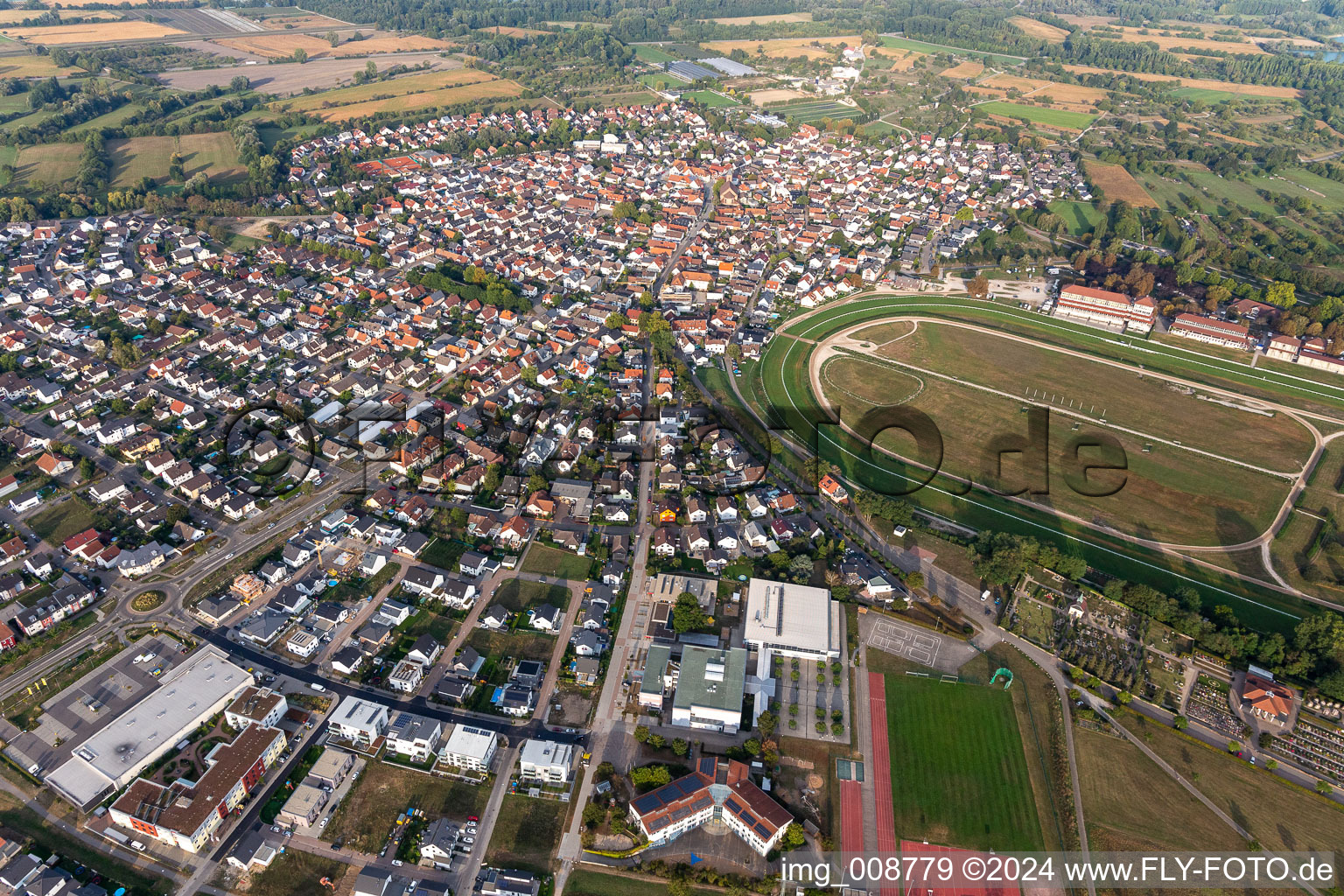 Piste de course Iffezheim à Iffezheim dans le département Bade-Wurtemberg, Allemagne d'en haut