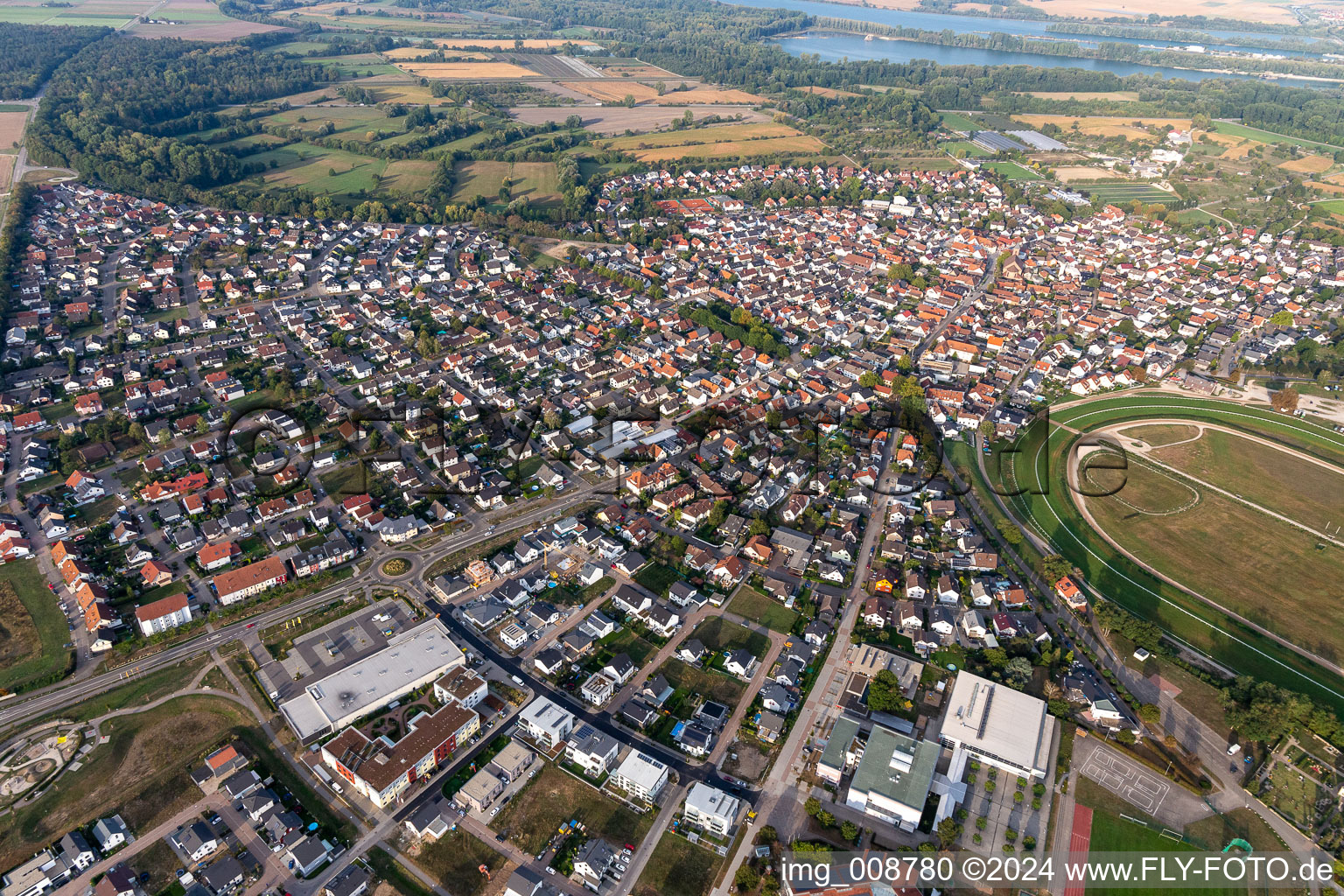 Vue aérienne de Iffezheim dans le département Bade-Wurtemberg, Allemagne