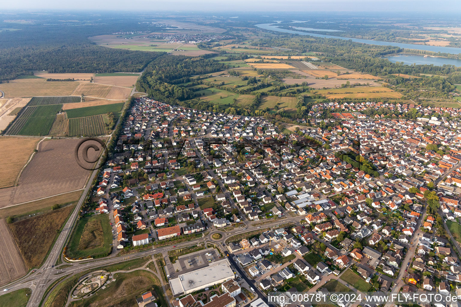 Vue aérienne de Zone riveraine du Rhin à Iffezheim dans le département Bade-Wurtemberg, Allemagne