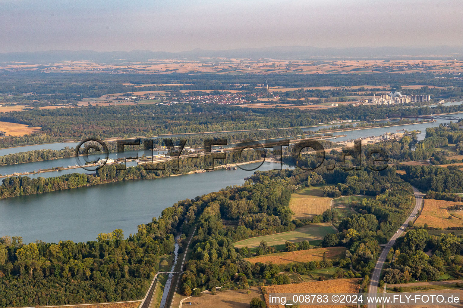 Vue aérienne de Systèmes d'écluses de l'Office des eaux et de la navigation de Fribourg et d'EnBW Energie Baden-Württemberg AG, centrale électrique du Rhin Iffezheim sur les rives de la voie navigable du Rhin à Iffezheim dans le département Bade-Wurtemberg, Allemagne