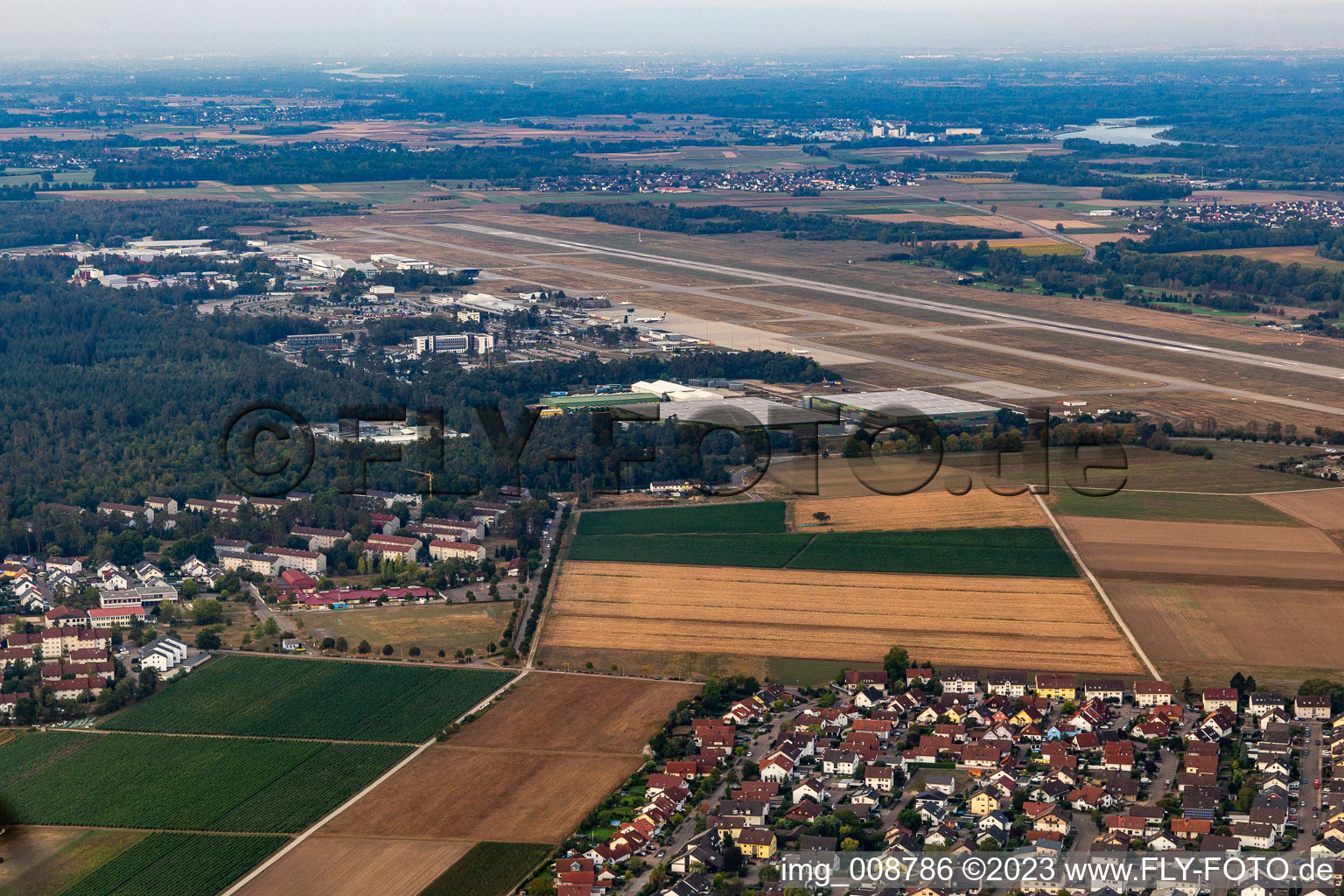 Vue aérienne de Pistes avec voies de circulation, hangars et terminaux sur le terrain de l'aéroport de Karlsruhe / Baden-Baden (FKB) à Rheinmünster dans le département Bade-Wurtemberg, Allemagne