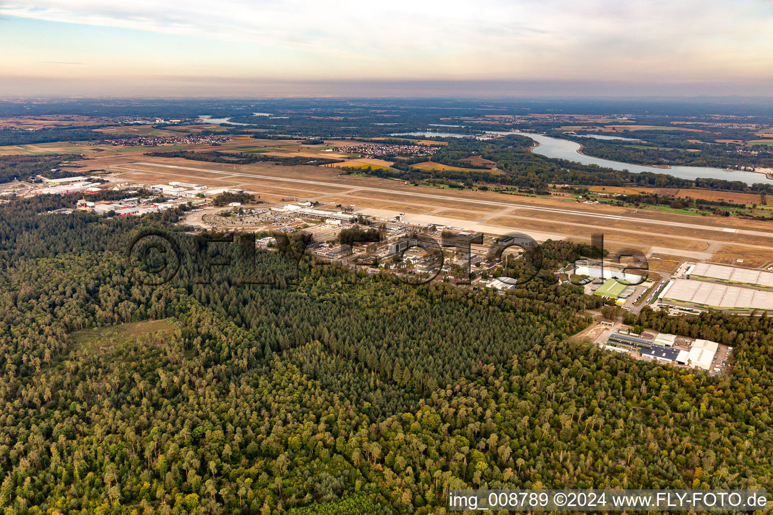 Vue aérienne de Aéroparc de Baden à le quartier Söllingen in Rheinmünster dans le département Bade-Wurtemberg, Allemagne