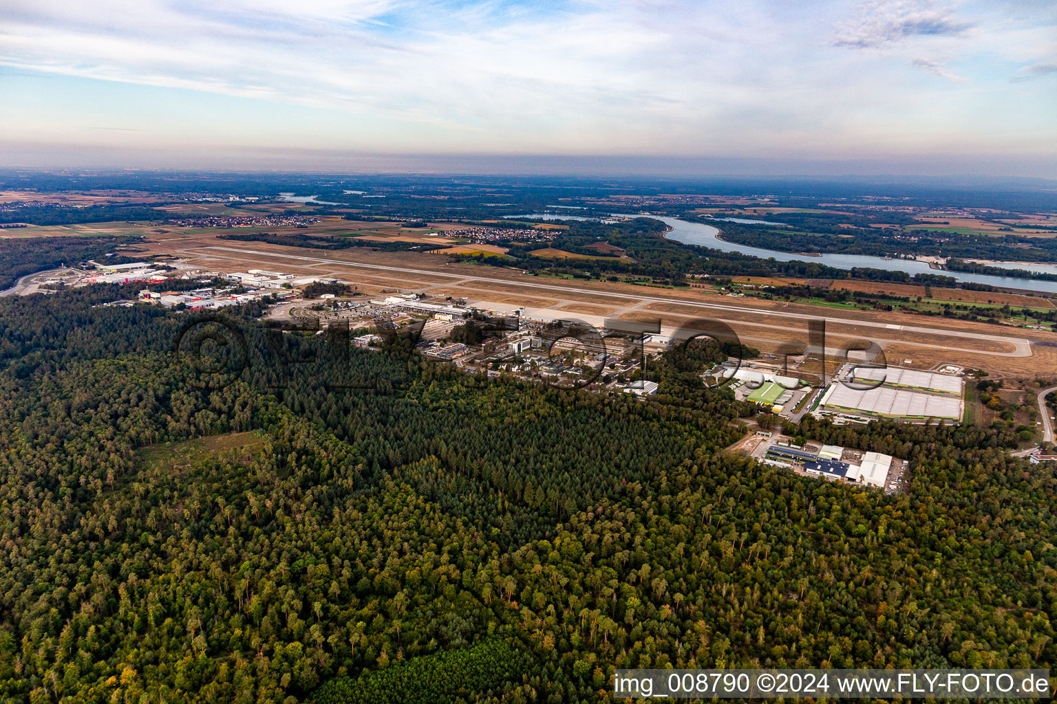 Vue aérienne de Pistes avec voies de circulation, hangars et terminaux sur le terrain de l'aéroport de Karlsruhe / Baden-Baden (FKB) à le quartier Söllingen in Rheinmünster dans le département Bade-Wurtemberg, Allemagne