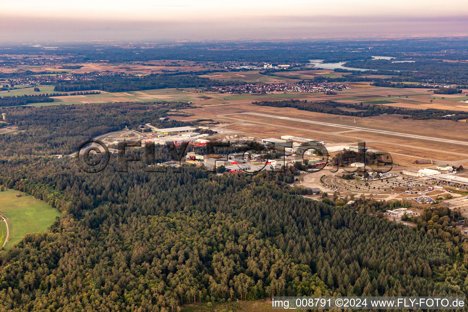 Vue aérienne de Aéroparc de Baden à le quartier Söllingen in Rheinmünster dans le département Bade-Wurtemberg, Allemagne