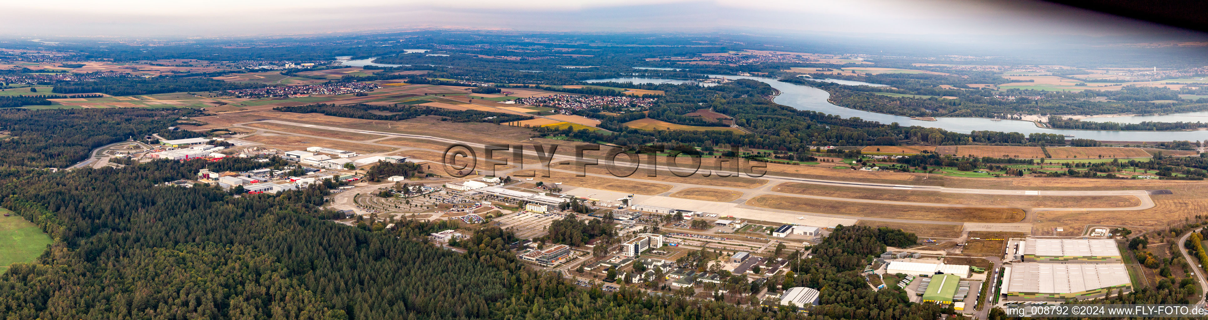 Vue aérienne de Panorama de l'aéroparc de Baden à le quartier Söllingen in Rheinmünster dans le département Bade-Wurtemberg, Allemagne