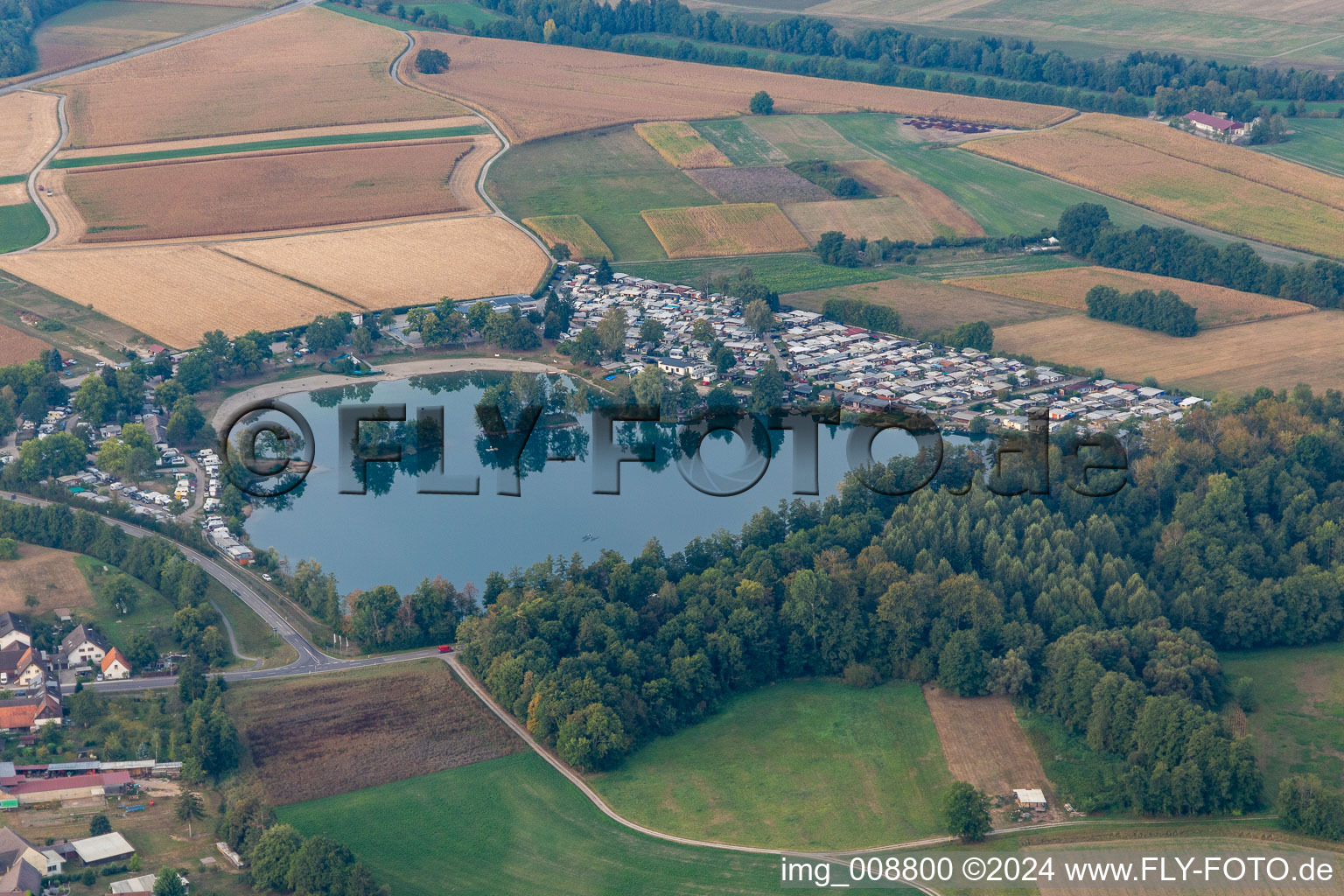 Vue aérienne de Camping Adam oHG au bord du lac à le quartier Oberbruch in Bühl dans le département Bade-Wurtemberg, Allemagne