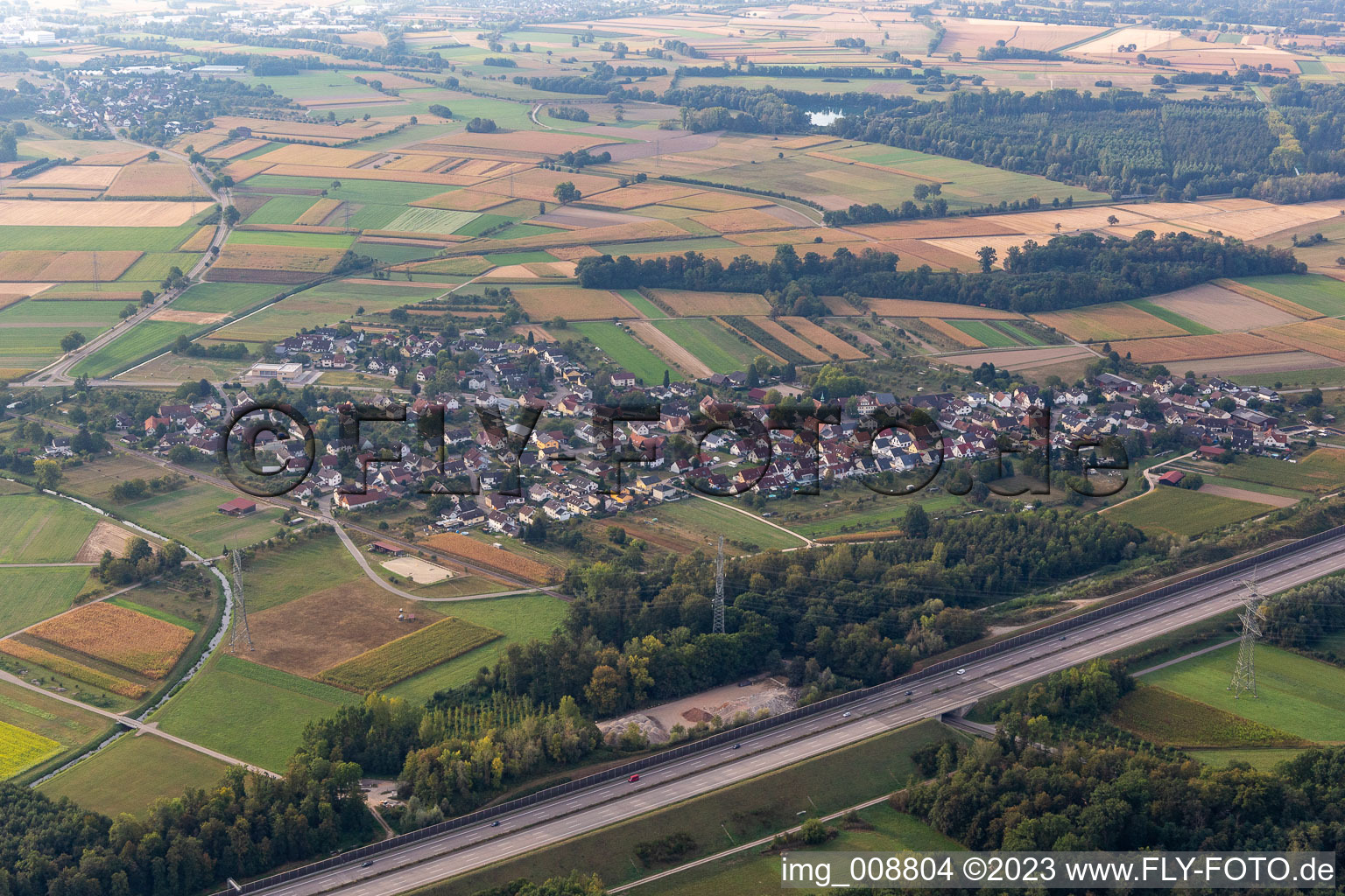 Vue aérienne de Des zones agricoles et des limites de champs entourent la zone d'habitation du village derrière l'autoroute A5 en Balzhofen à le quartier Balzhofen in Bühl dans le département Bade-Wurtemberg, Allemagne