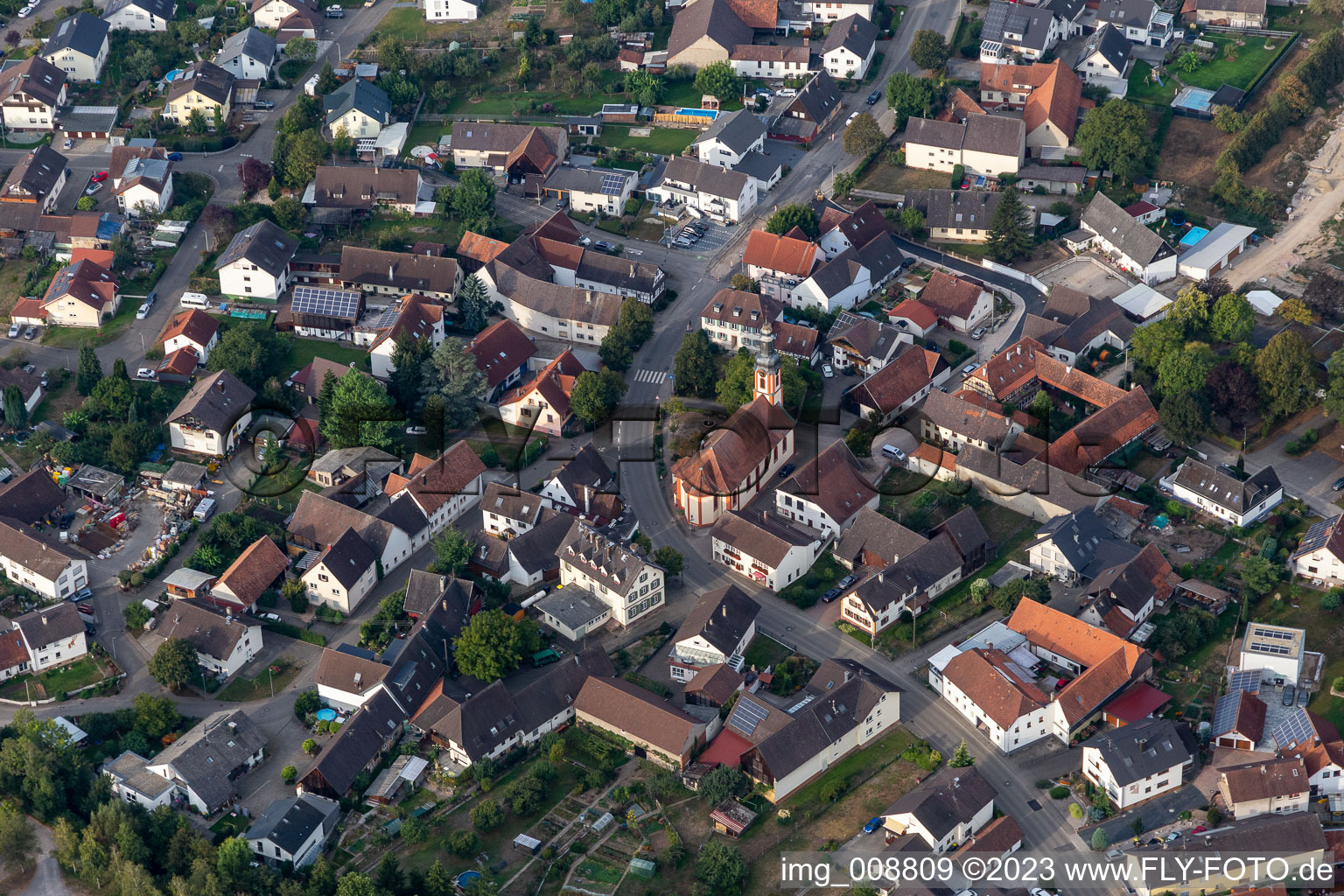 Vue aérienne de Église paroissiale à le quartier Moos in Bühl dans le département Bade-Wurtemberg, Allemagne