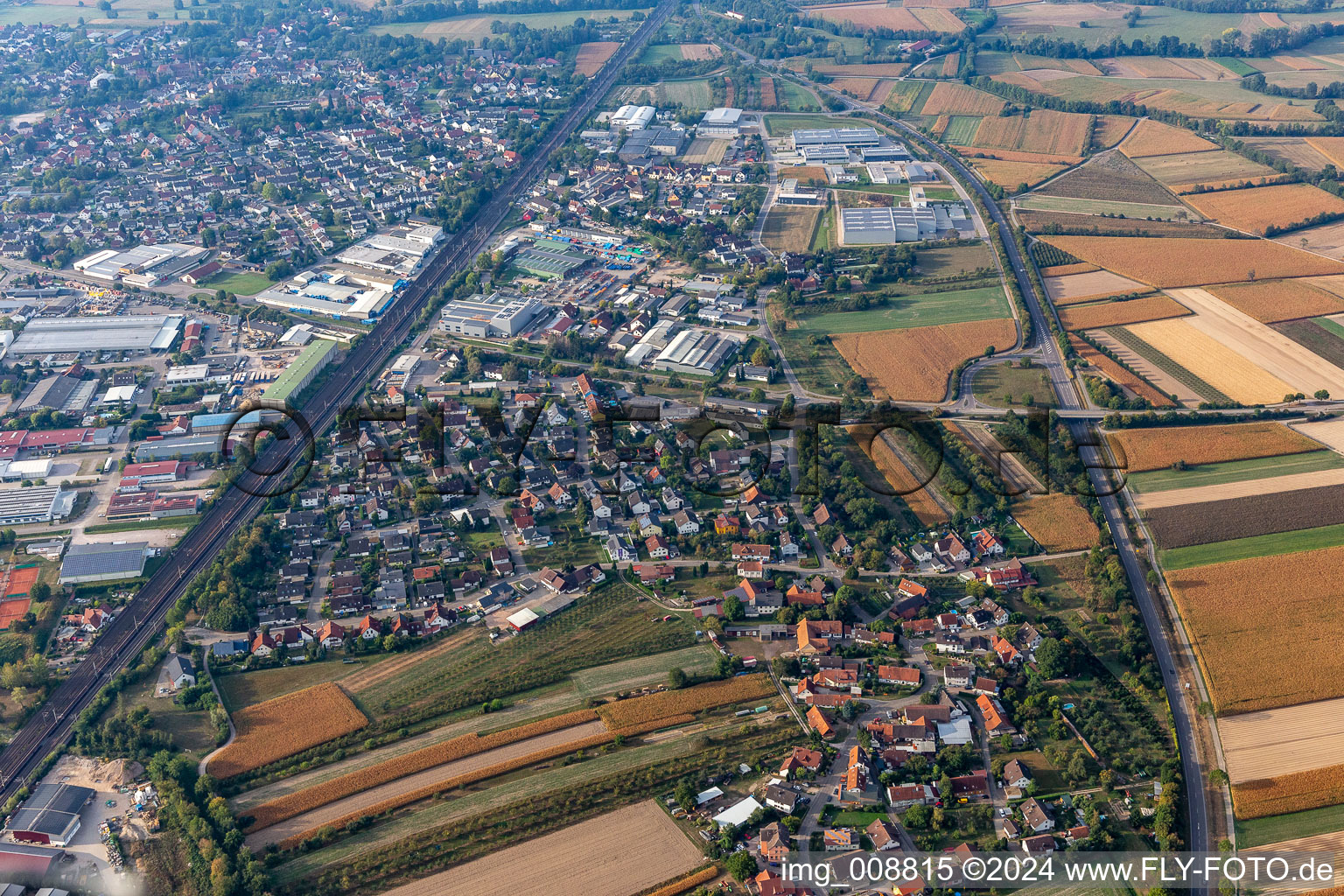 Vue aérienne de Zone industrielle du sud-ouest à le quartier Hatzenweier in Ottersweier dans le département Bade-Wurtemberg, Allemagne