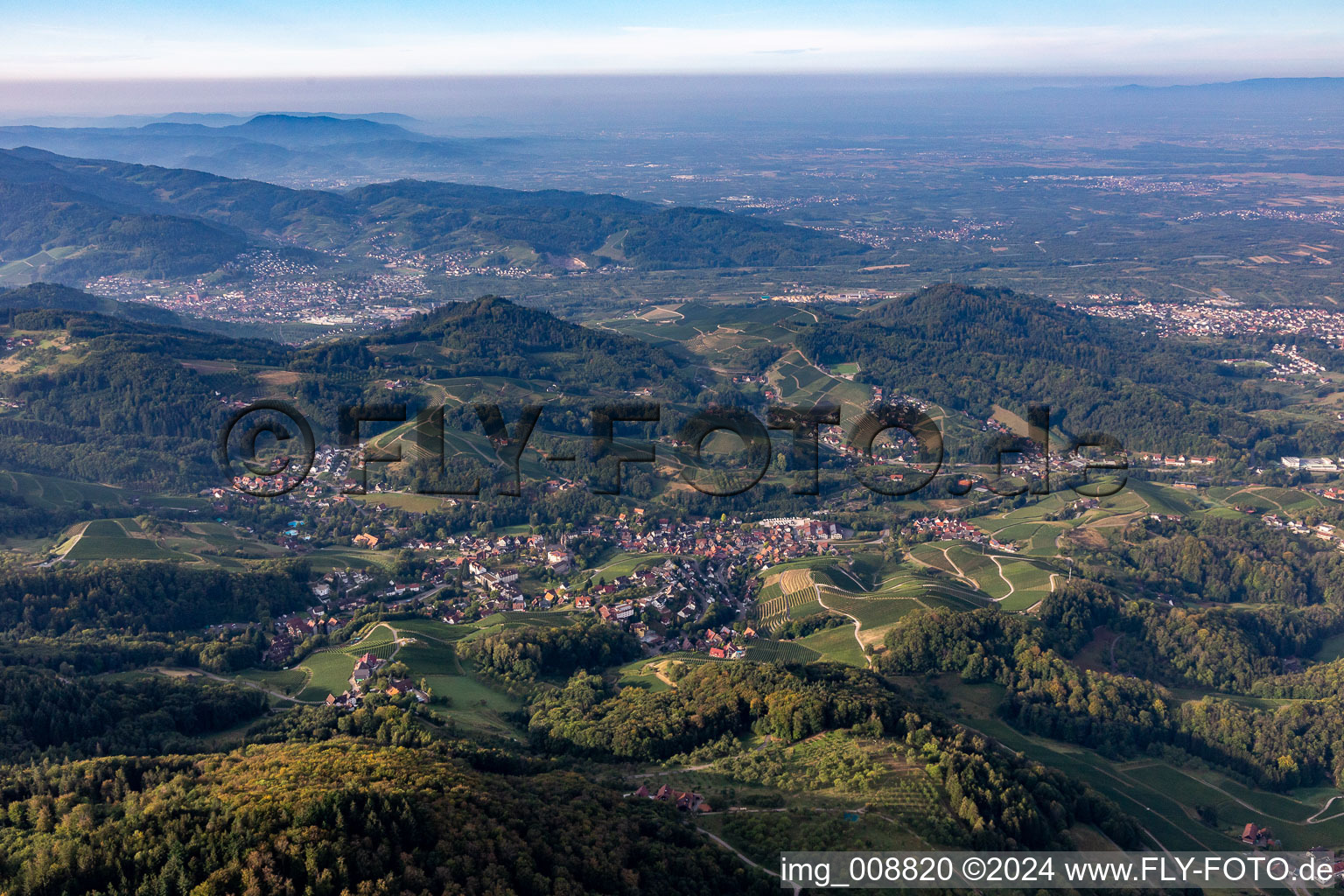 Vue aérienne de Vue en bordure des vignes et des domaines vignerons à Sasbachwalden dans le département Bade-Wurtemberg, Allemagne