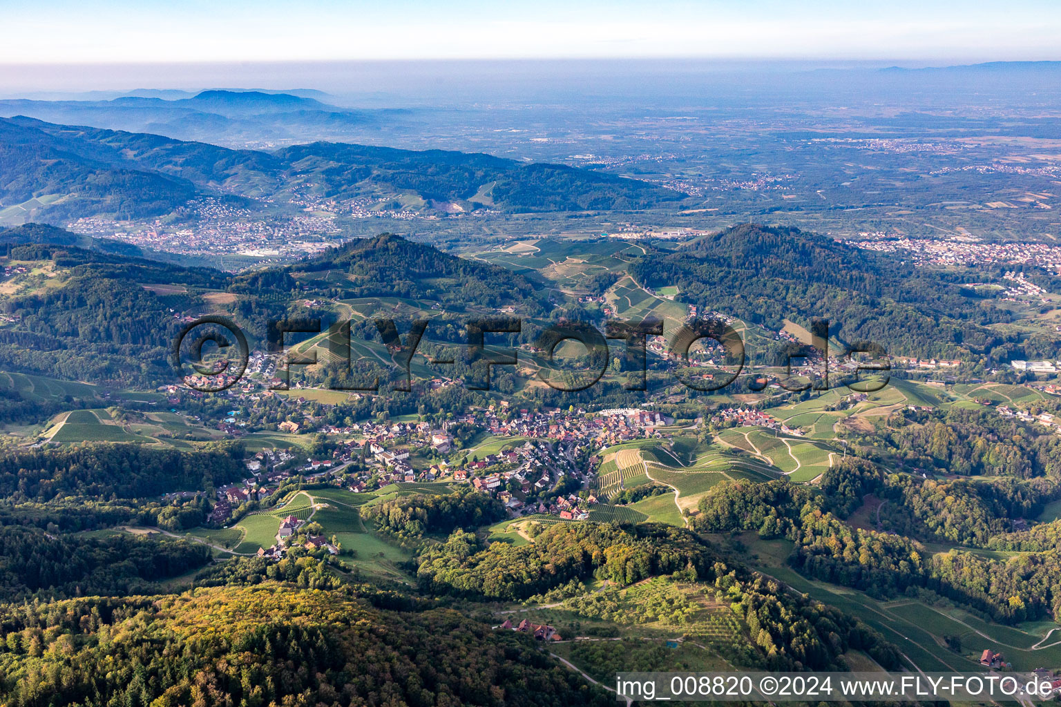 Vue aérienne de Vue en bordure des vignes et des domaines vignerons à le quartier Büchelbach in Sasbachwalden dans le département Bade-Wurtemberg, Allemagne