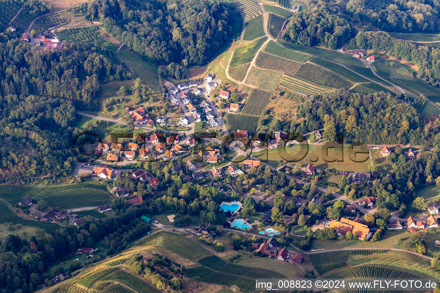 Vue aérienne de Bâtiment festif et bâtiment thermal à Sasbachwalden dans le département Bade-Wurtemberg, Allemagne