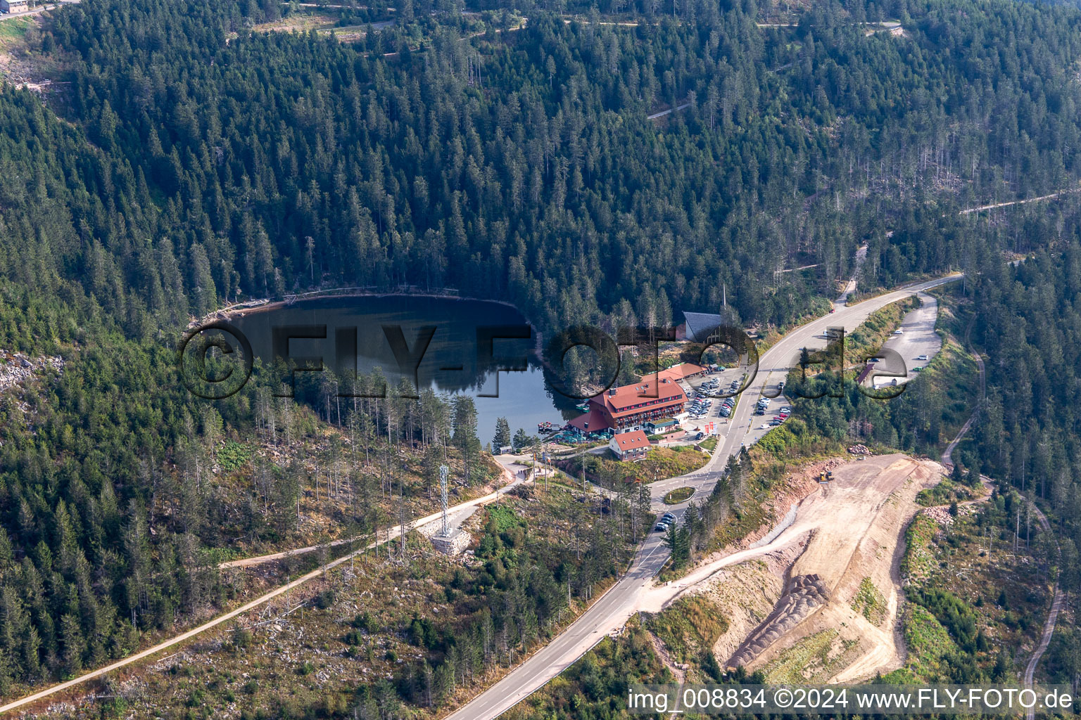 Vue aérienne de Zones forestières au bord du lac Mummelsee avec le Berghotel Mummelsee à Seebach dans le département Bade-Wurtemberg, Allemagne