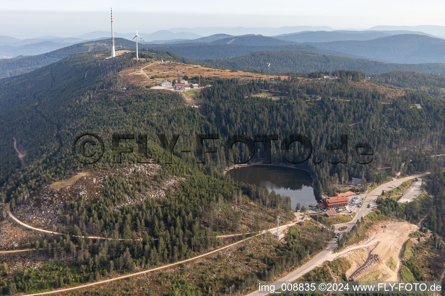 Vue aérienne de Hornisgrinde au-dessus du Mummelsee sur la route nationale B500 de la Forêt-Noire à Seebach dans le département Bade-Wurtemberg, Allemagne