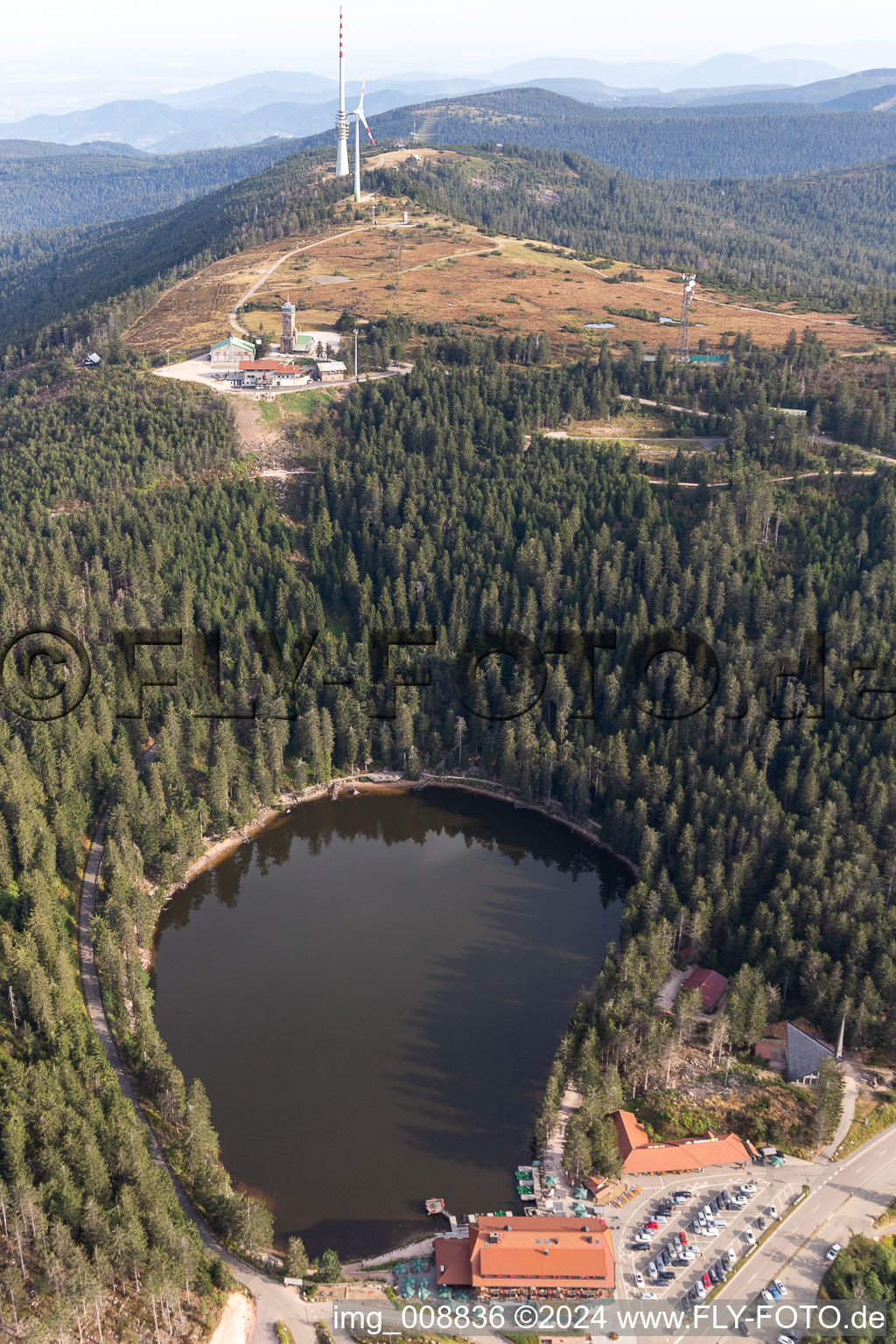 Vue aérienne de Station de secours en montagne d'Hornisgrinde (gibfel le plus haut du nord de la Forêt-Noire) et station de secours en montagne d'Hornisgrinde - refuge Karl-Speck, tour Hornisgrinde, tour Bismarck, mât de transmission et refuge Grinde au-dessus du Mummelsee sur la route nationale B500 de la Forêt-Noire à Seebach à le quartier Obersasbach in Sasbach dans le département Bade-Wurtemberg, Allemagne