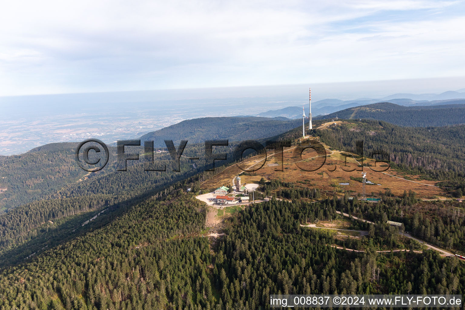 Vue aérienne de Hornisgrinde, la plus haute montagne du nord de la Forêt-Noire avec l'émetteur SWR, la tour Bismarck et la tour Hornisgrinde à Seebach dans le département Bade-Wurtemberg, Allemagne