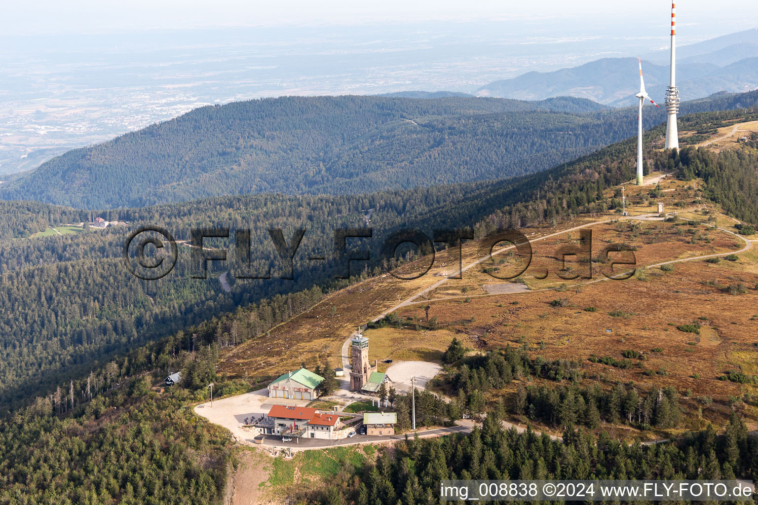 Vue aérienne de Hornisgrinde, la plus haute montagne du nord de la Forêt-Noire avec l'émetteur SWR, la tour Bismarck et la tour Hornisgrinde à Seebach dans le département Bade-Wurtemberg, Allemagne