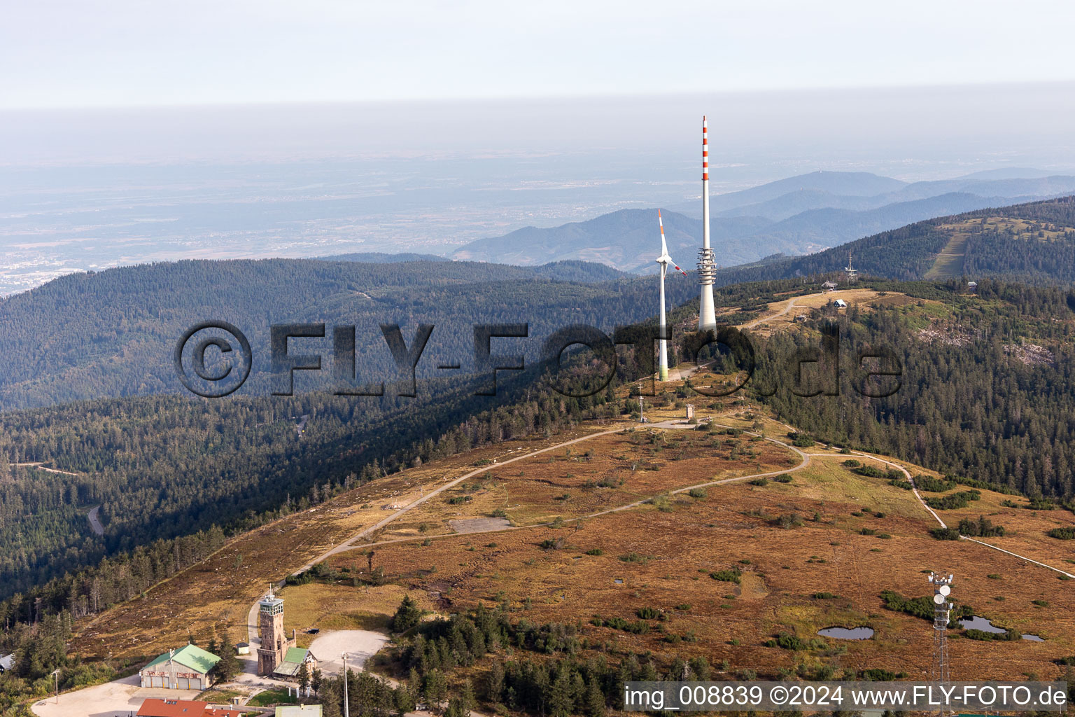 Photographie aérienne de Hornisgrinde, la plus haute montagne du nord de la Forêt-Noire avec l'émetteur SWR, la tour Bismarck et la tour Hornisgrinde à Seebach dans le département Bade-Wurtemberg, Allemagne