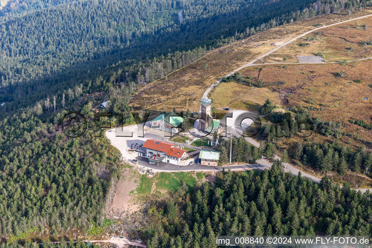 Vue aérienne de Station de secours en montagne d'Hornisgrinde (plus haut sommet de la Forêt-Noire du Nord) et station de secours en montagne d'Hornisgrinde - Karl-Speck Hütte, Hornisgrindeturm, Bismarckturm et Grinde Hütte à Seebach à le quartier Obersasbach in Sasbach dans le département Bade-Wurtemberg, Allemagne