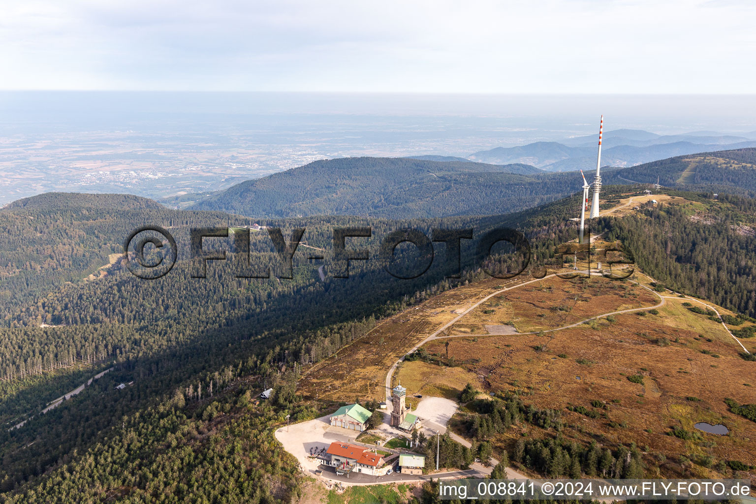 Vue aérienne de Station de secours en montagne de Hornisgrinde (gibfel le plus haut du nord de la Forêt-Noire) et station de secours en montagne de Hornisgrinde - refuge Karl-Speck, tour Hornisgrinde, tour Bismarck, mât de transmission et refuge Grinde à Seebach à le quartier Obersasbach in Sasbach dans le département Bade-Wurtemberg, Allemagne