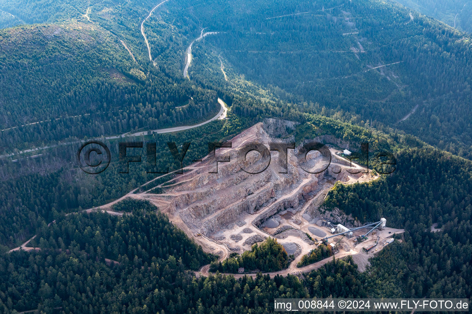 Vue aérienne de Carrière de VSG Schwarzwald Granit Works GmbH & Co. KG pour l'extraction et l'extraction de granit à le quartier Hinterseebach in Seebach dans le département Bade-Wurtemberg, Allemagne