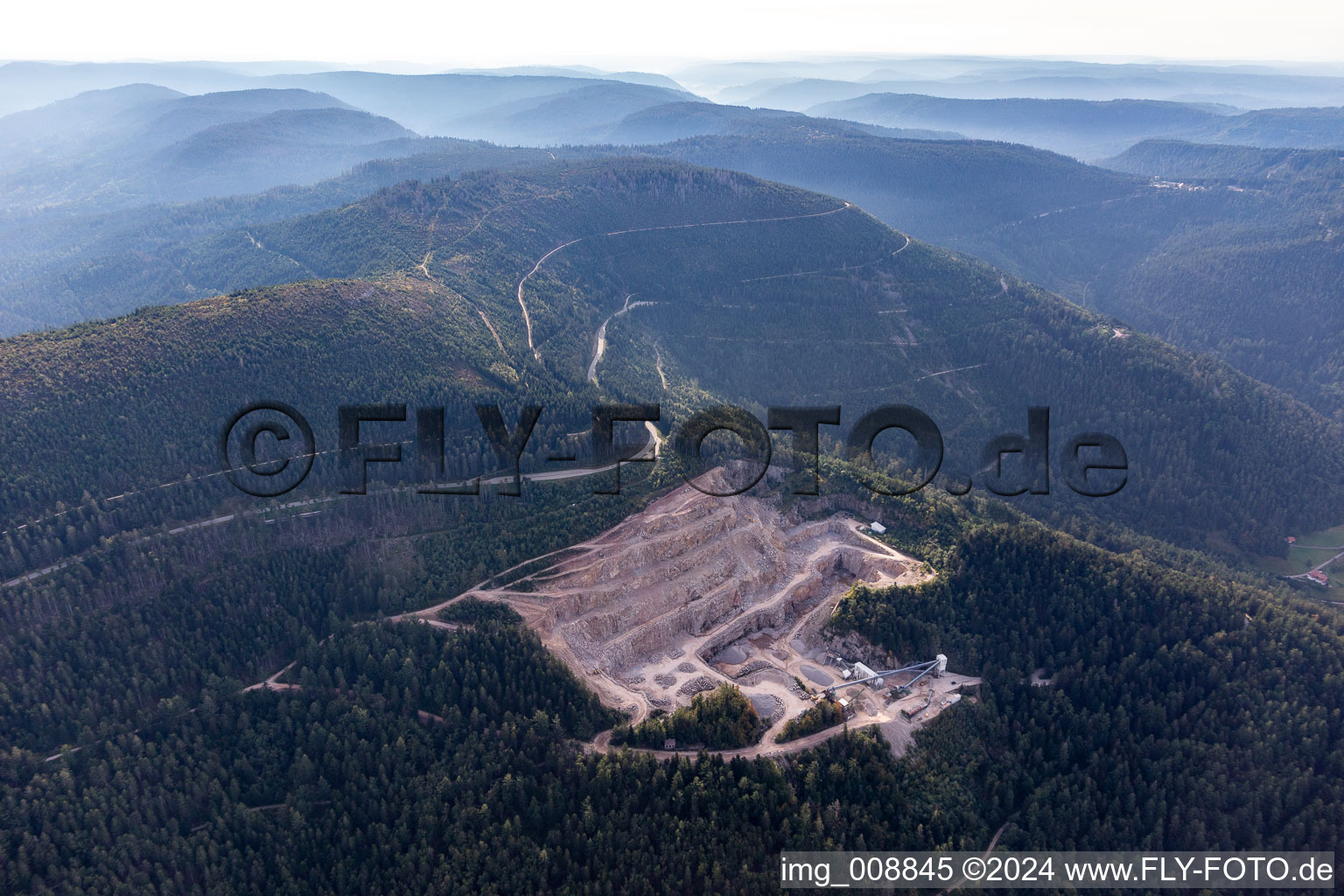 Vue aérienne de Carrière de VSG Schwarzwald Granit Works GmbH & Co. KG pour l'extraction et l'extraction de granit à le quartier Hinterseebach in Seebach dans le département Bade-Wurtemberg, Allemagne