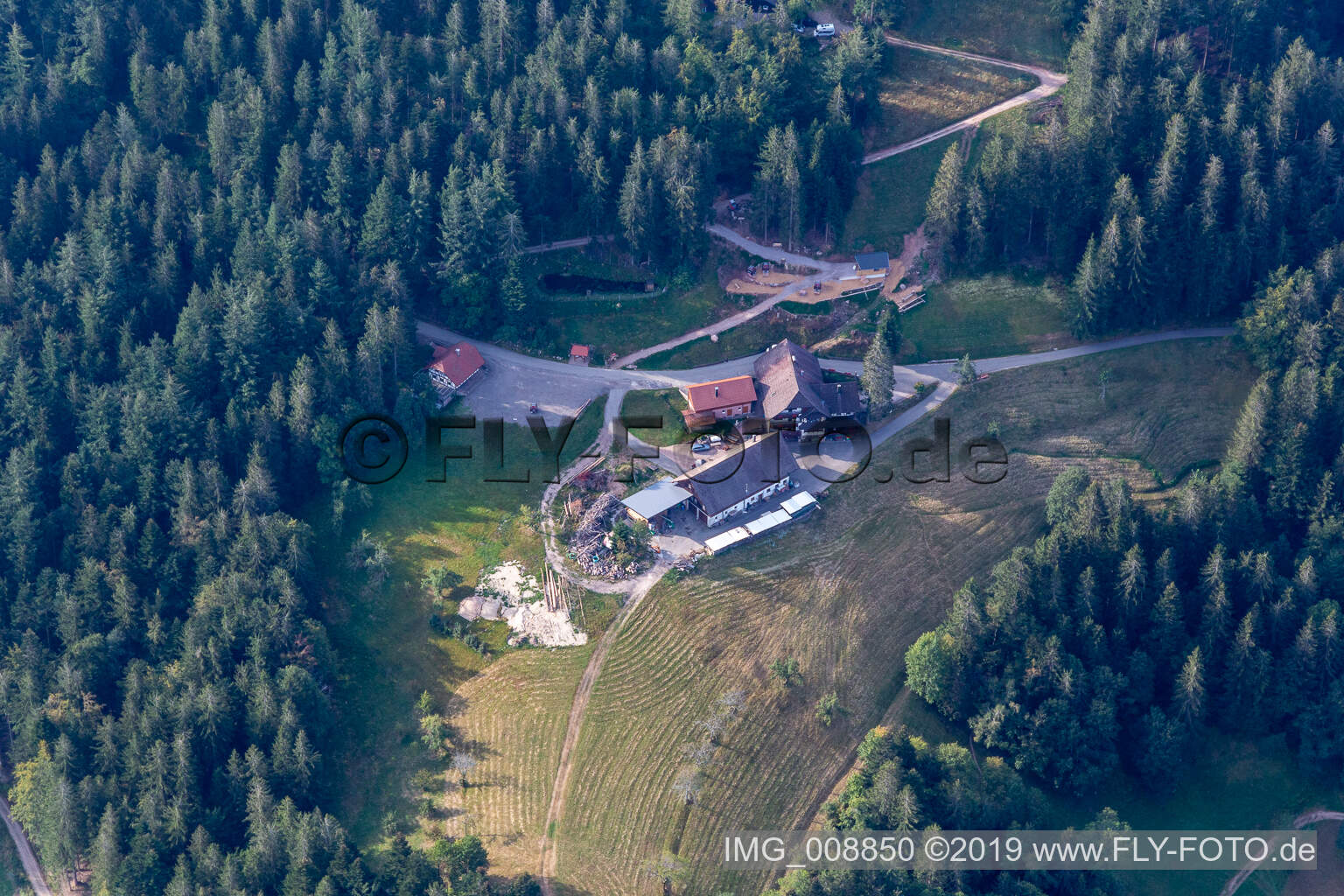 Vue aérienne de Berg-Gasthaus Kernhof et cabane de ski du Ski Club Kappelrodeck à Seebach dans le département Bade-Wurtemberg, Allemagne