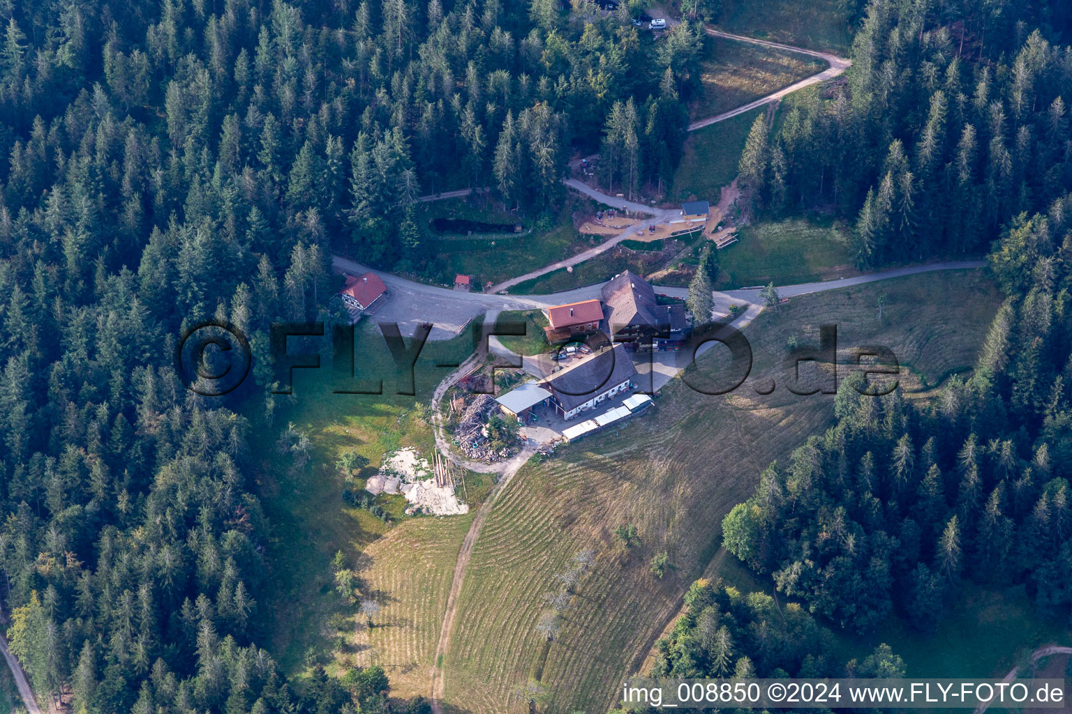 Vue aérienne de Berg-Gasthaus Kernhof et cabane de ski du Ski Club Kappelrodeck à Seebach dans le département Bade-Wurtemberg, Allemagne