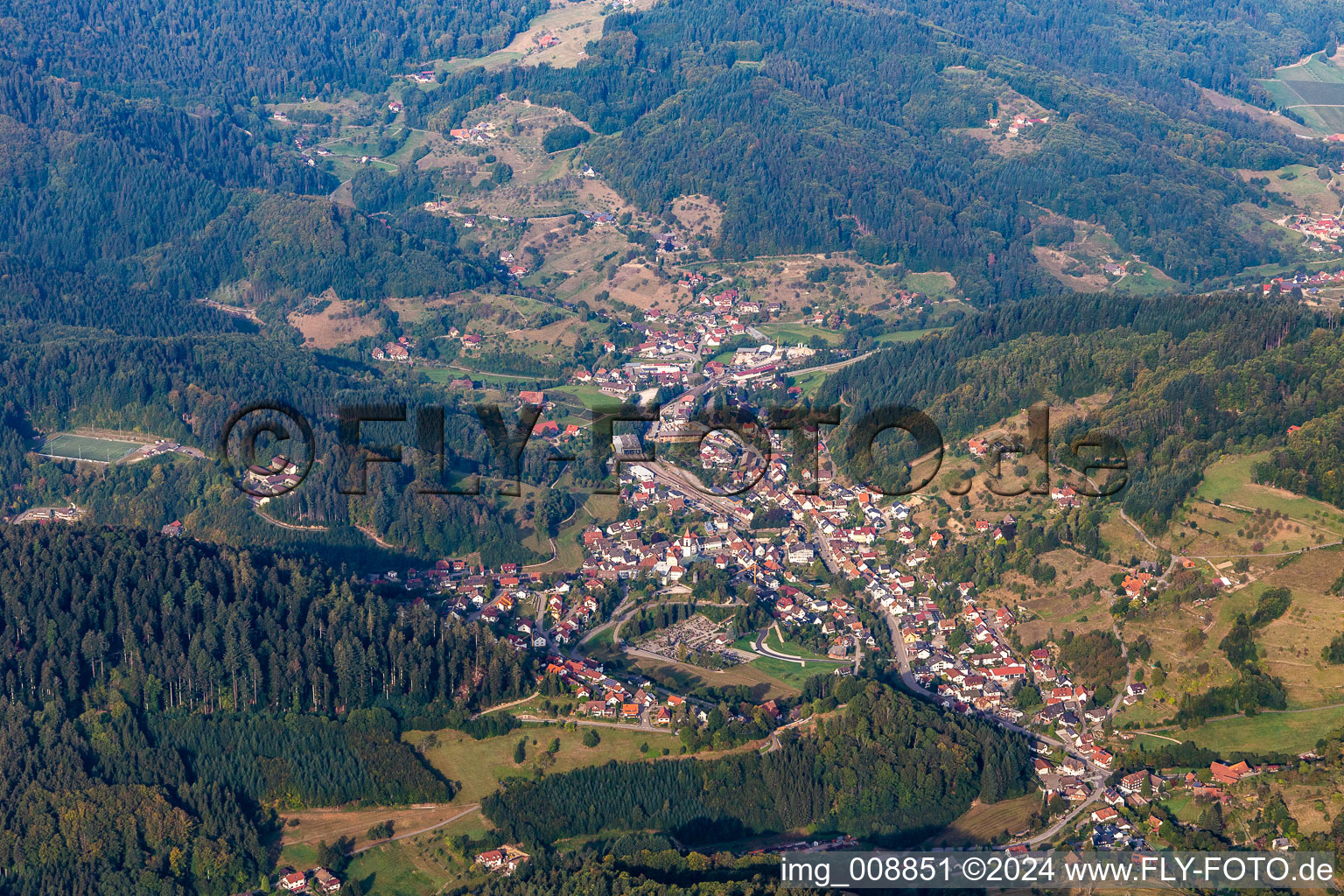 Vue aérienne de Ottenhöfen im Schwarzwald dans le département Bade-Wurtemberg, Allemagne