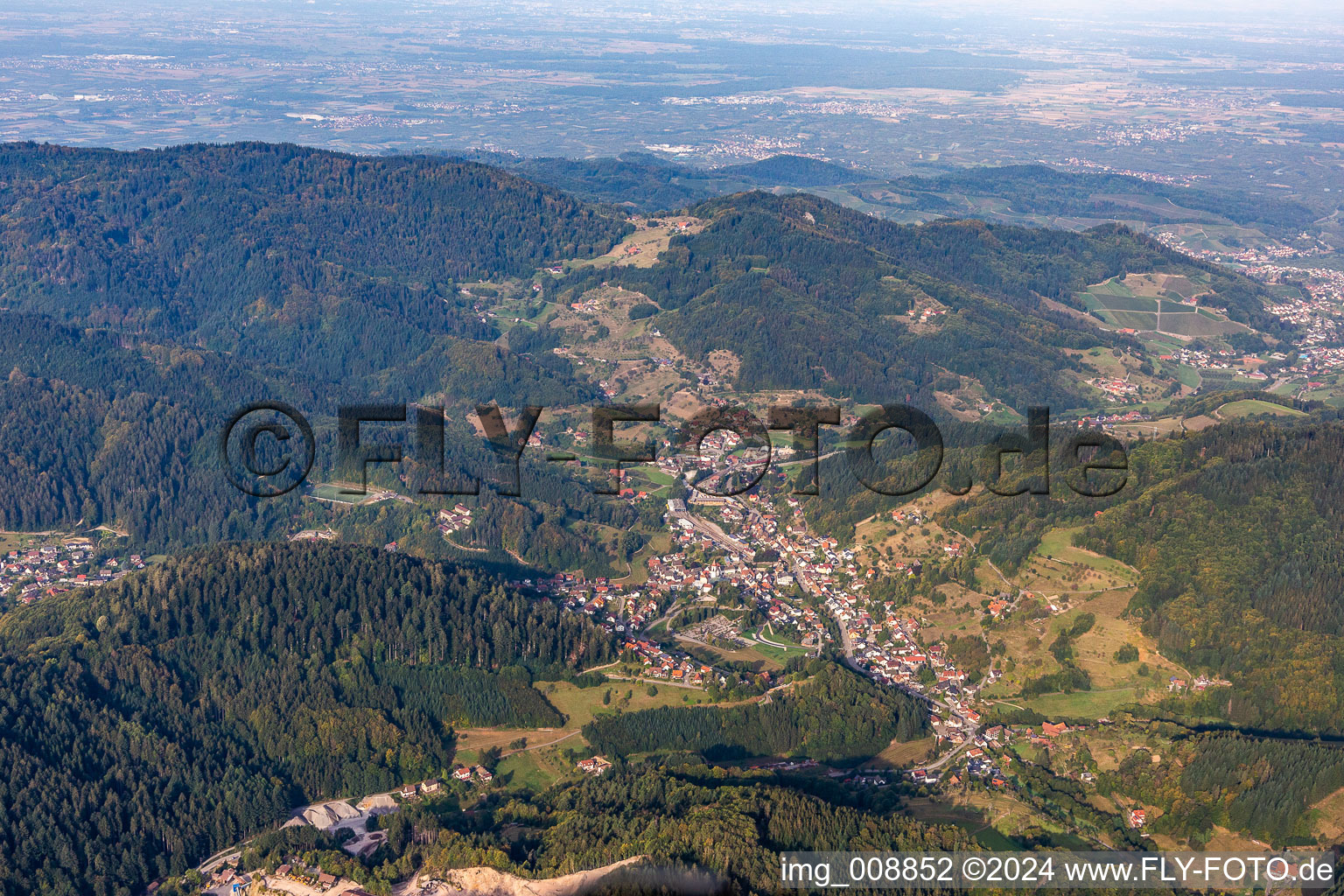 Vue aérienne de Vue des rues et des maisons des quartiers résidentiels à Ottenhöfen im Schwarzwald dans le département Bade-Wurtemberg, Allemagne