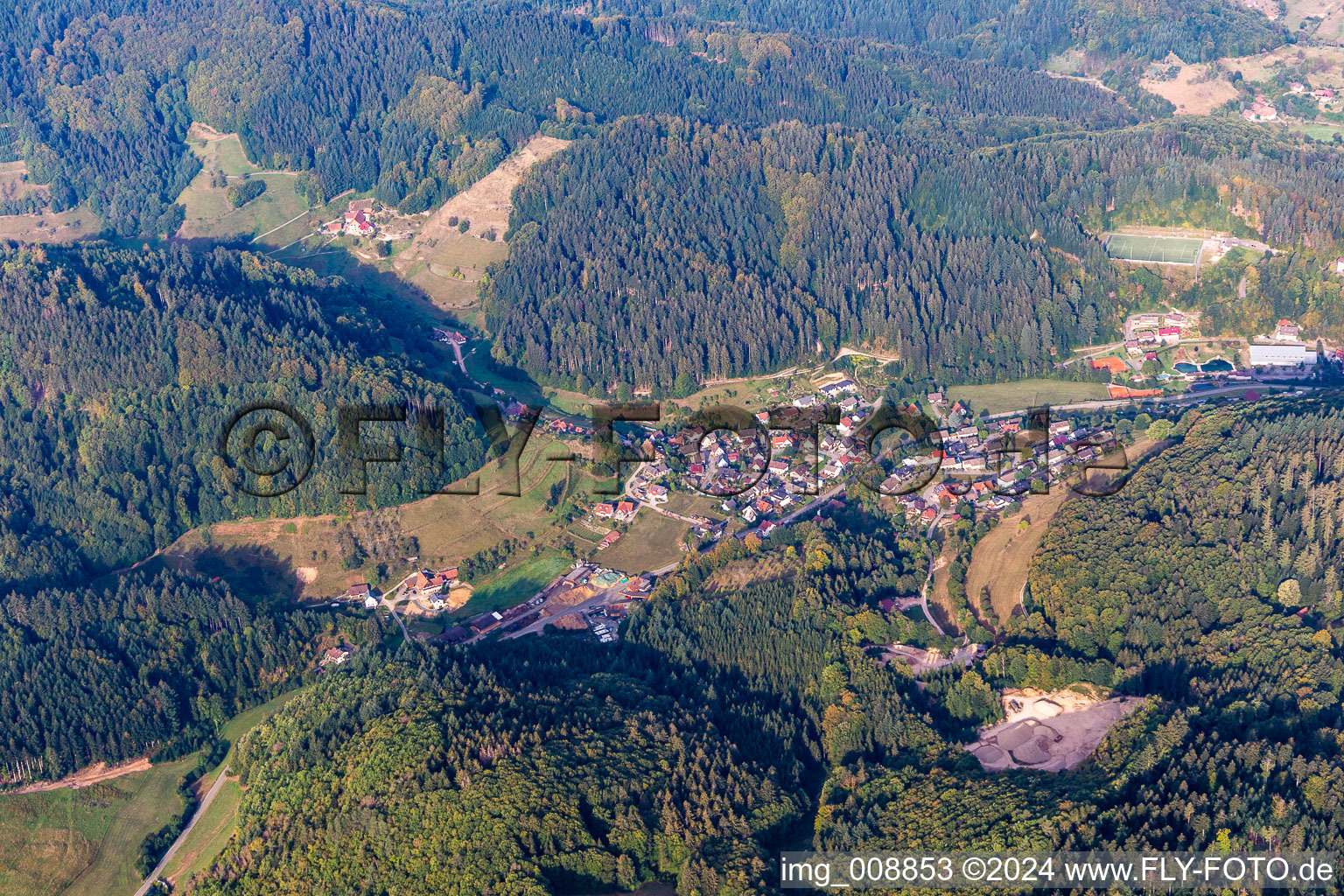 Vue aérienne de Sous l'eau à Ottenhöfen im Schwarzwald dans le département Bade-Wurtemberg, Allemagne