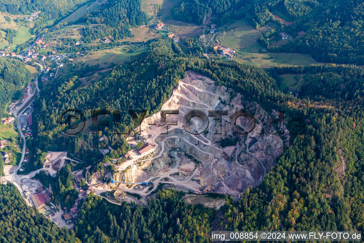 Vue aérienne de Carrière d'extraction et d'extraction de granit à Ottenhöfen im Schwarzwald dans le département Bade-Wurtemberg, Allemagne