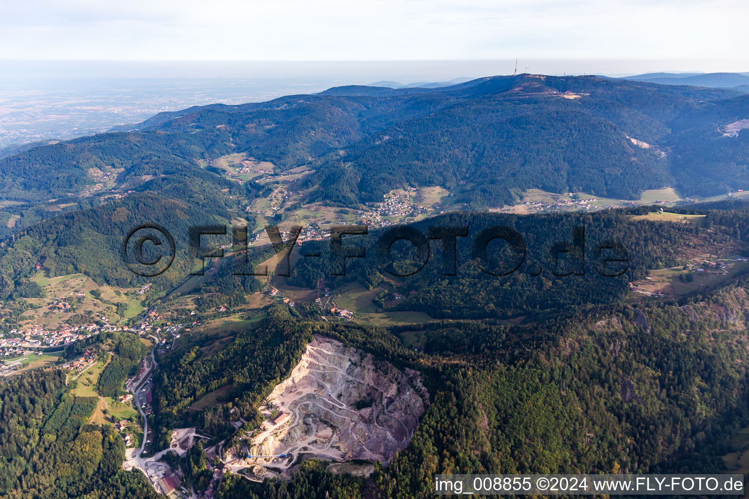 Vue aérienne de Carrière d'extraction et d'extraction de granit à le quartier Blöchereck in Ottenhöfen im Schwarzwald dans le département Bade-Wurtemberg, Allemagne