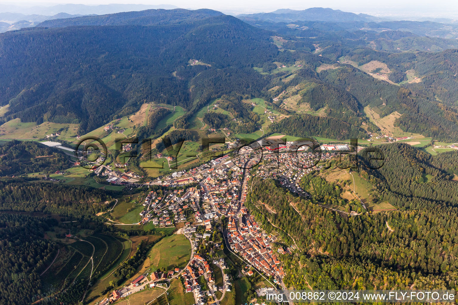 Vue aérienne de Vue des rues et des maisons des quartiers résidentiels à Oppenau dans le département Bade-Wurtemberg, Allemagne