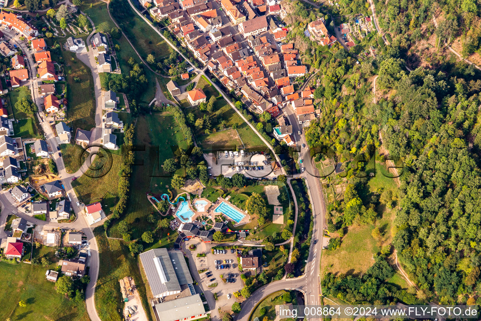 Vue aérienne de Place de parking camping-car au bord de la piscine extérieure à Oppenau dans le département Bade-Wurtemberg, Allemagne