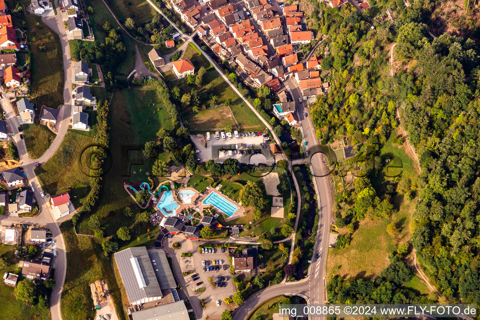 Vue aérienne de Courbes et parcours circulaires du toboggan aquatique de la piscine extérieure Oppenau Forêt-Noire à Oppenau dans le département Bade-Wurtemberg, Allemagne