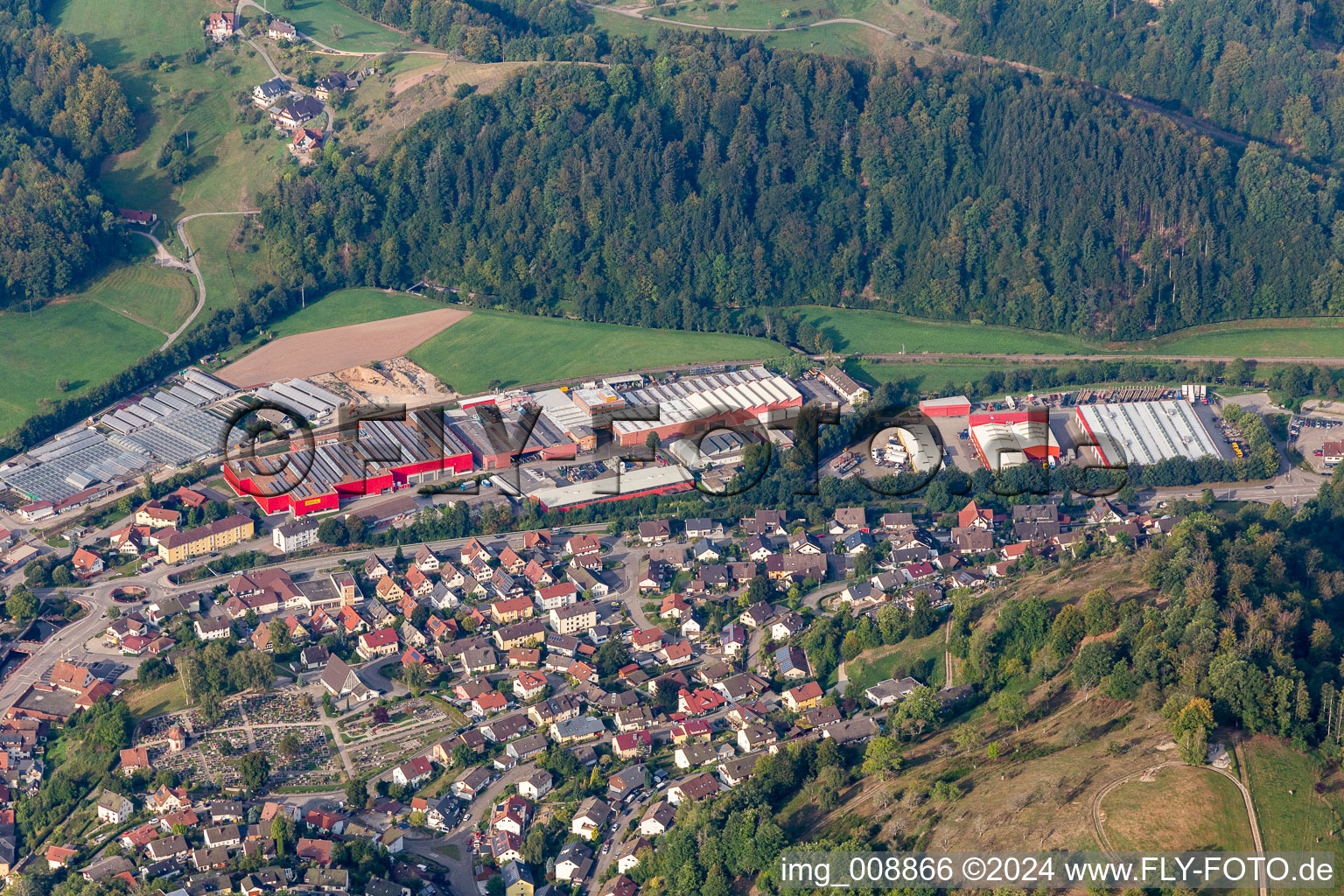 Vue aérienne de Site de l'usine de construction automobile de la société DOLL Fahrzeugbau GmbH à le quartier Guckinsdorf in Oppenau dans le département Bade-Wurtemberg, Allemagne