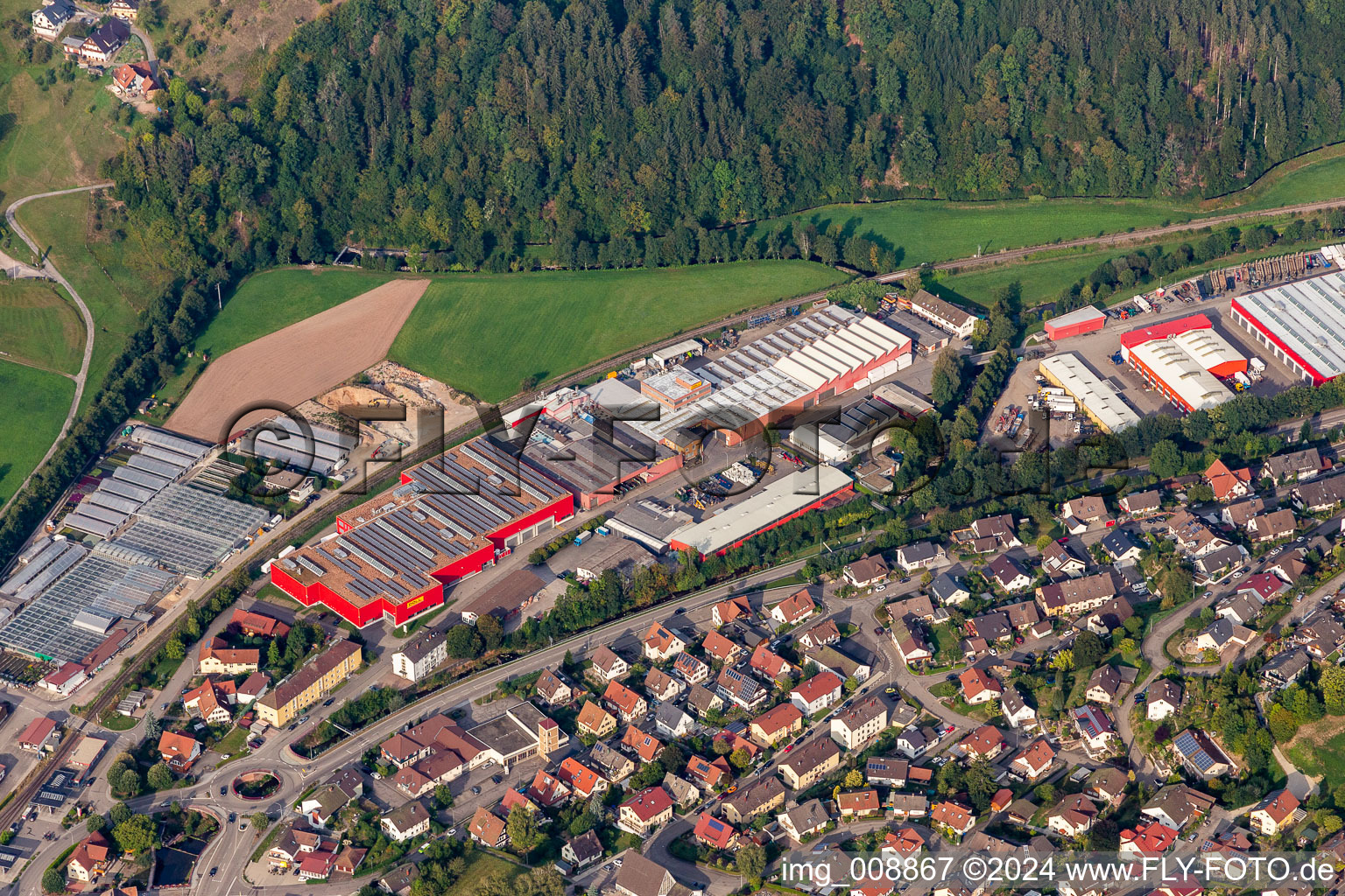 Vue aérienne de Site de l'usine de construction automobile de la société DOLL Fahrzeugbau GmbH à le quartier Guckinsdorf in Oppenau dans le département Bade-Wurtemberg, Allemagne