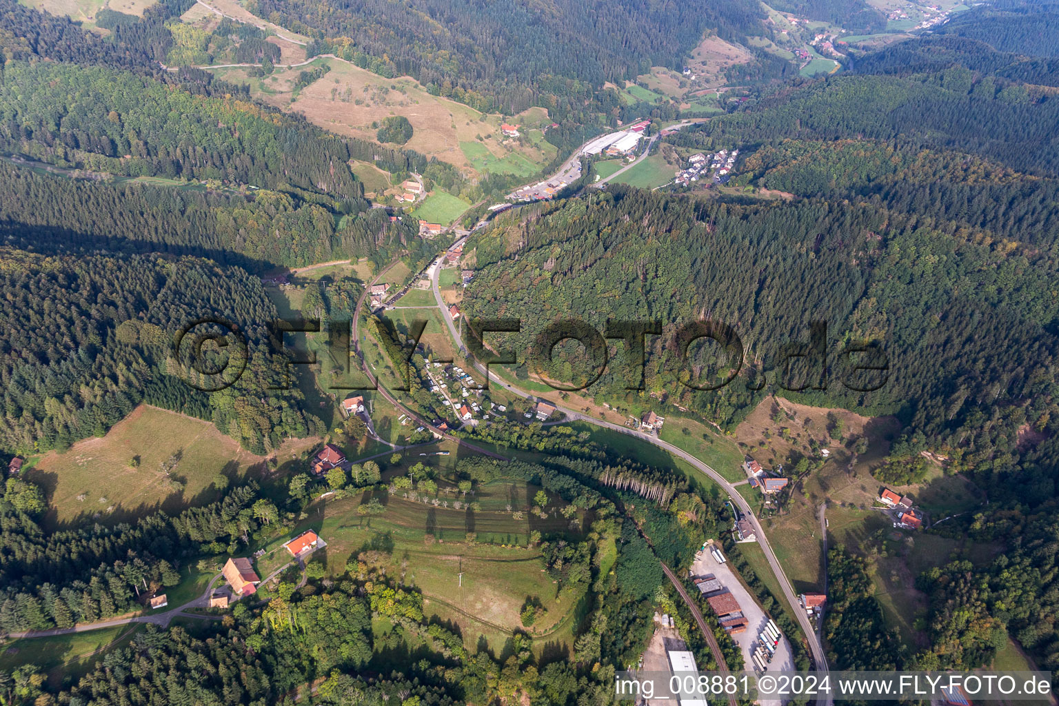 Vue aérienne de Kurcamping Traiermühle à le quartier Löcherberg in Oppenau dans le département Bade-Wurtemberg, Allemagne