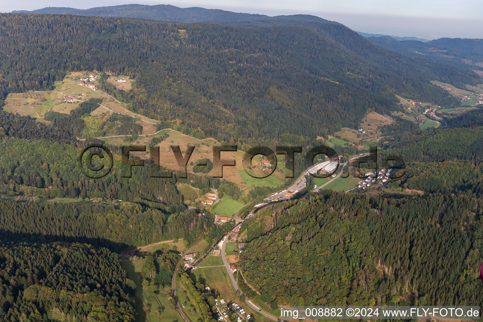 Vue aérienne de Mulag Fahrzeugwerk Heinz Wössner GmbH à Oppenau dans le département Bade-Wurtemberg, Allemagne