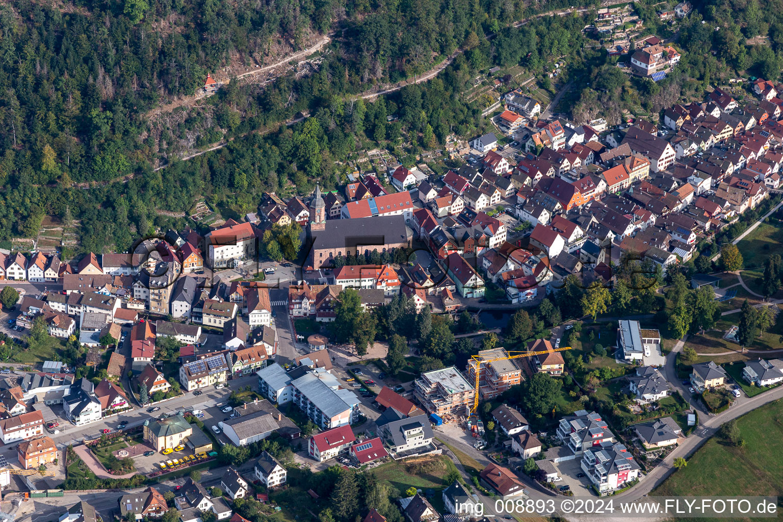 Vue aérienne de Bâtiment d'église Oppenau dans le vieux centre-ville du centre-ville à Oppenau dans le département Bade-Wurtemberg, Allemagne