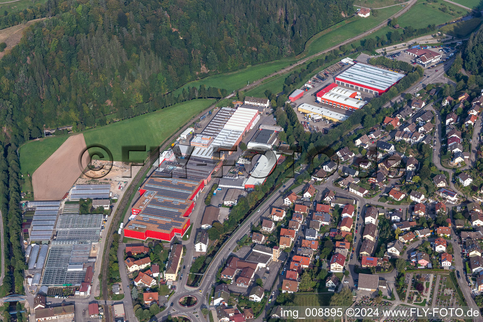 Photographie aérienne de Site de l'usine de construction automobile de la société DOLL Fahrzeugbau GmbH à le quartier Guckinsdorf in Oppenau dans le département Bade-Wurtemberg, Allemagne