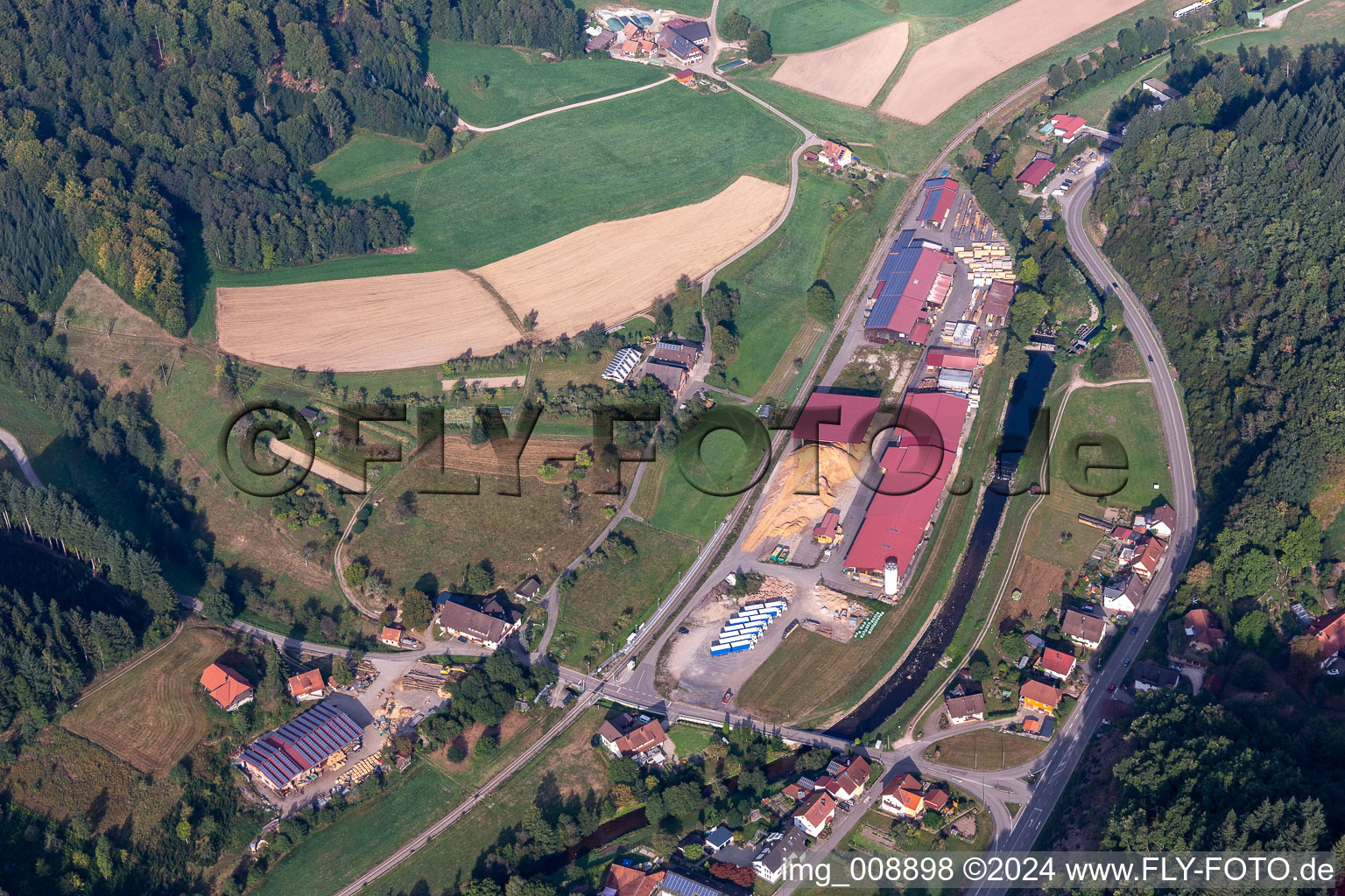 Vue aérienne de Scierie Aägewerk Lehmann GmbH & Co. KG et Renchtalholz GmbH à Renchtal dans le district d'Ibach à Oppenau dans le département Bade-Wurtemberg, Allemagne