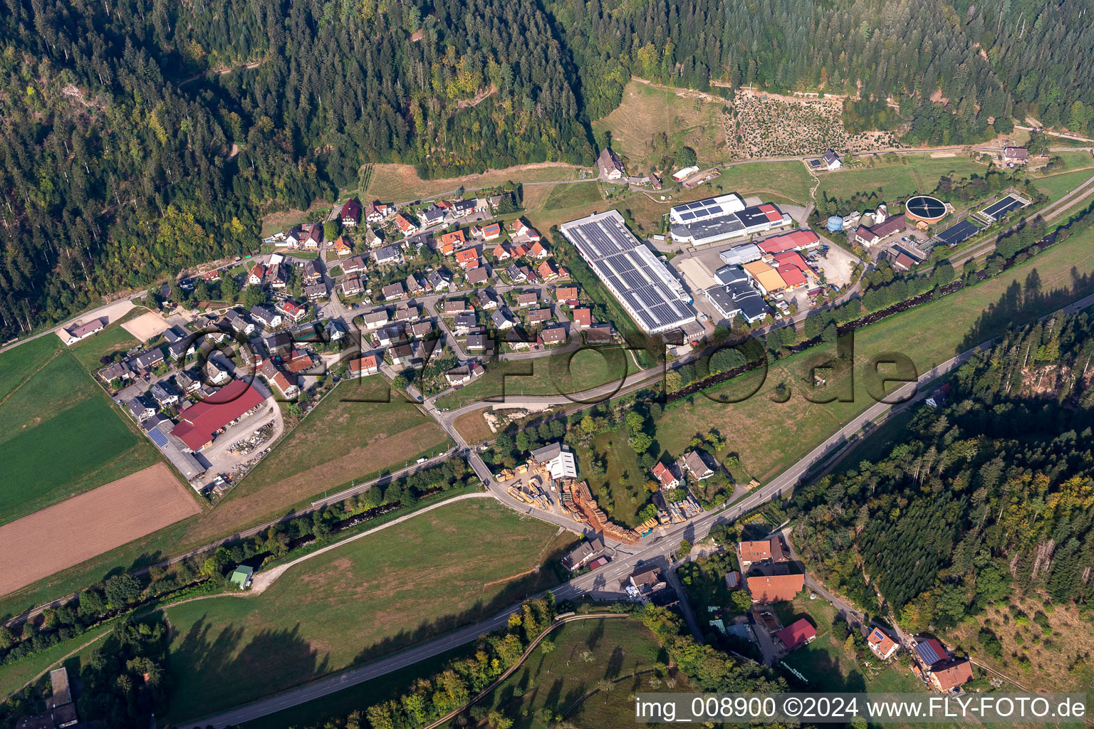 Vue aérienne de Zone commerciale de Höfle et implantation d'entreprises. Franz H. Bruder, Roland Erdrich à Höflie à le quartier Ramsbach in Oppenau dans le département Bade-Wurtemberg, Allemagne