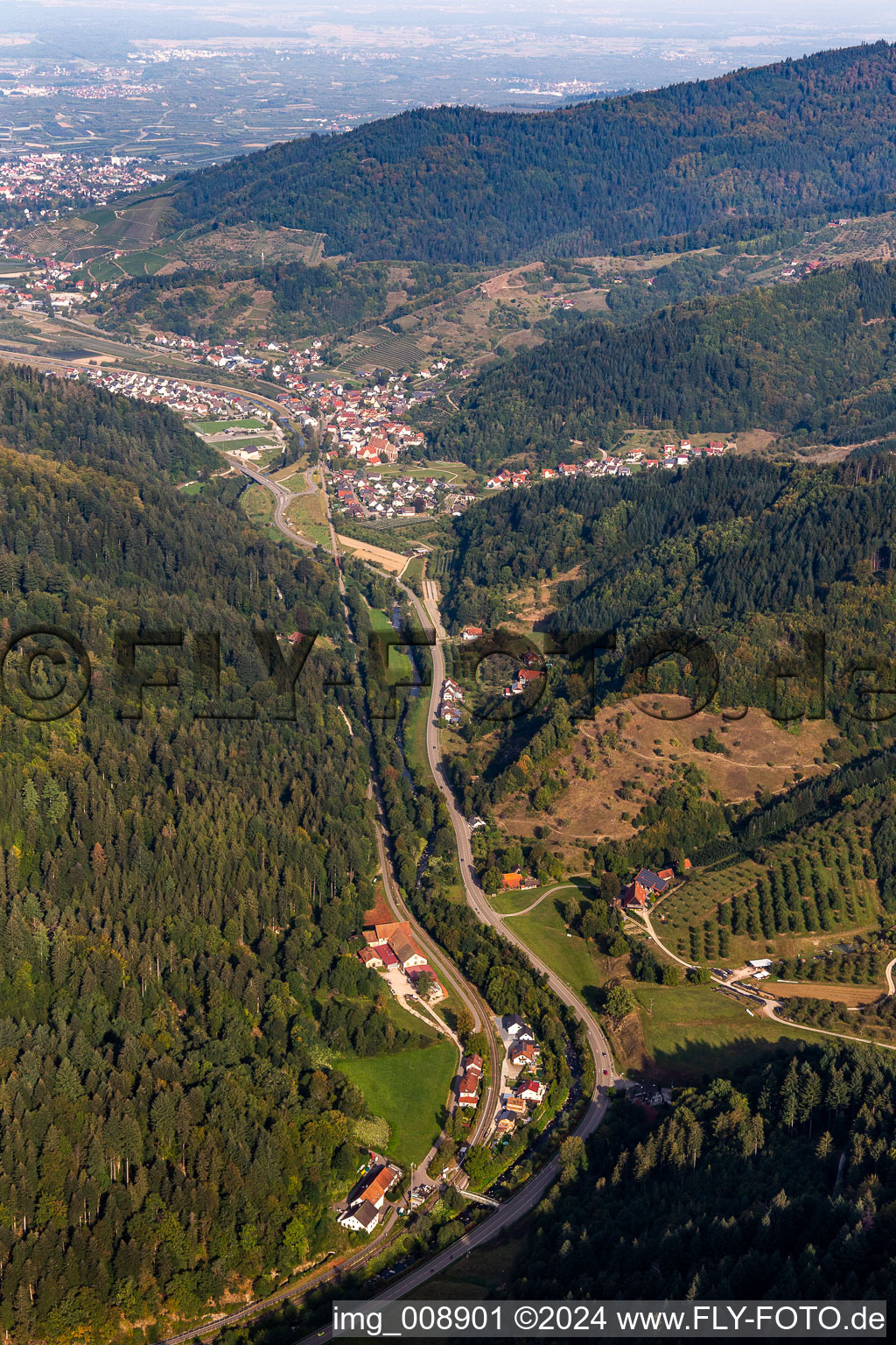 Vue aérienne de Paysage de vallée entouré de montagnes avec B38, Mühlgraben et Renchtalbahn à Lautenbach dans le département Bade-Wurtemberg, Allemagne