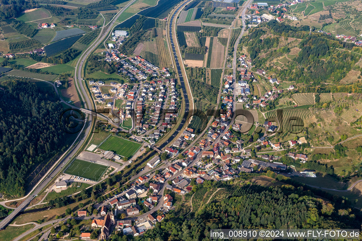 Vue aérienne de Le paysage de la vallée de la Rench entouré des montagnes de la Forêt-Noire à Lautenbach dans le département Bade-Wurtemberg, Allemagne