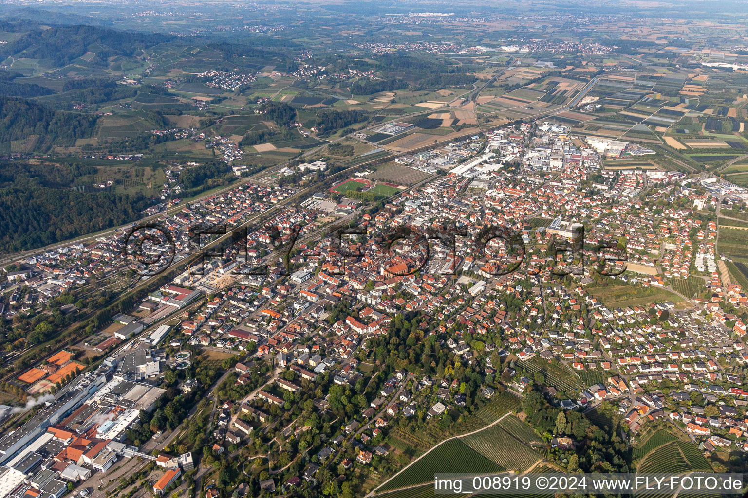 Vue aérienne de Zone urbaine avec périphérie et centre-ville à le quartier Gaisbach in Oberkirch dans le département Bade-Wurtemberg, Allemagne