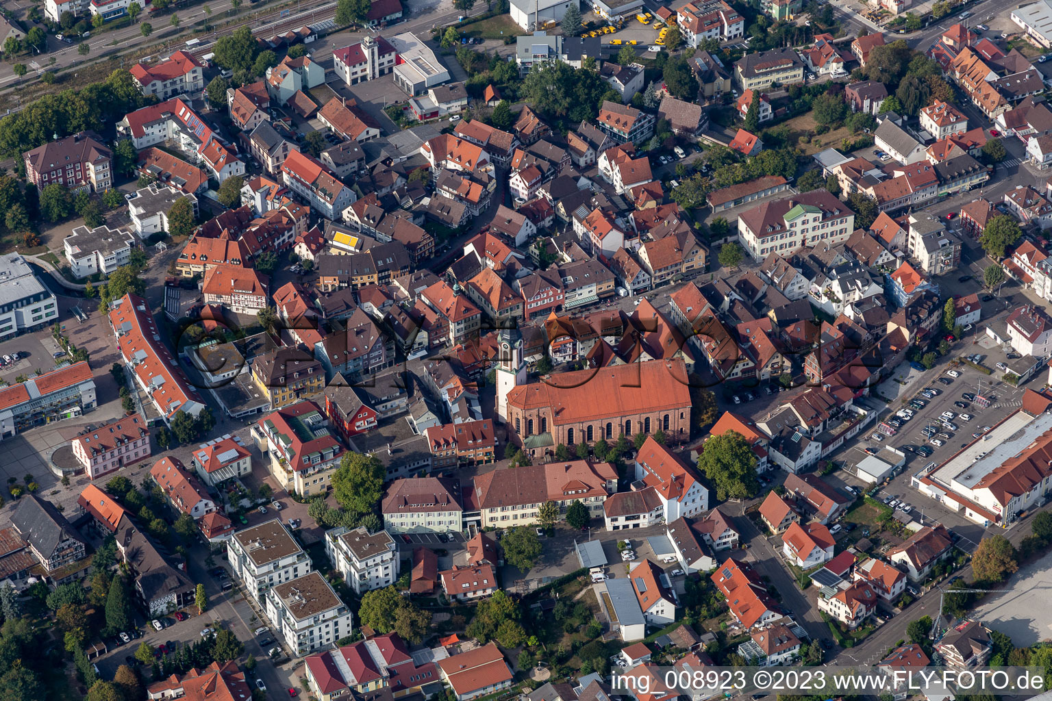 Vue aérienne de Église catholique Saint-Cyriak dans le vieux centre-ville du centre-ville à le quartier Gaisbach in Oberkirch dans le département Bade-Wurtemberg, Allemagne